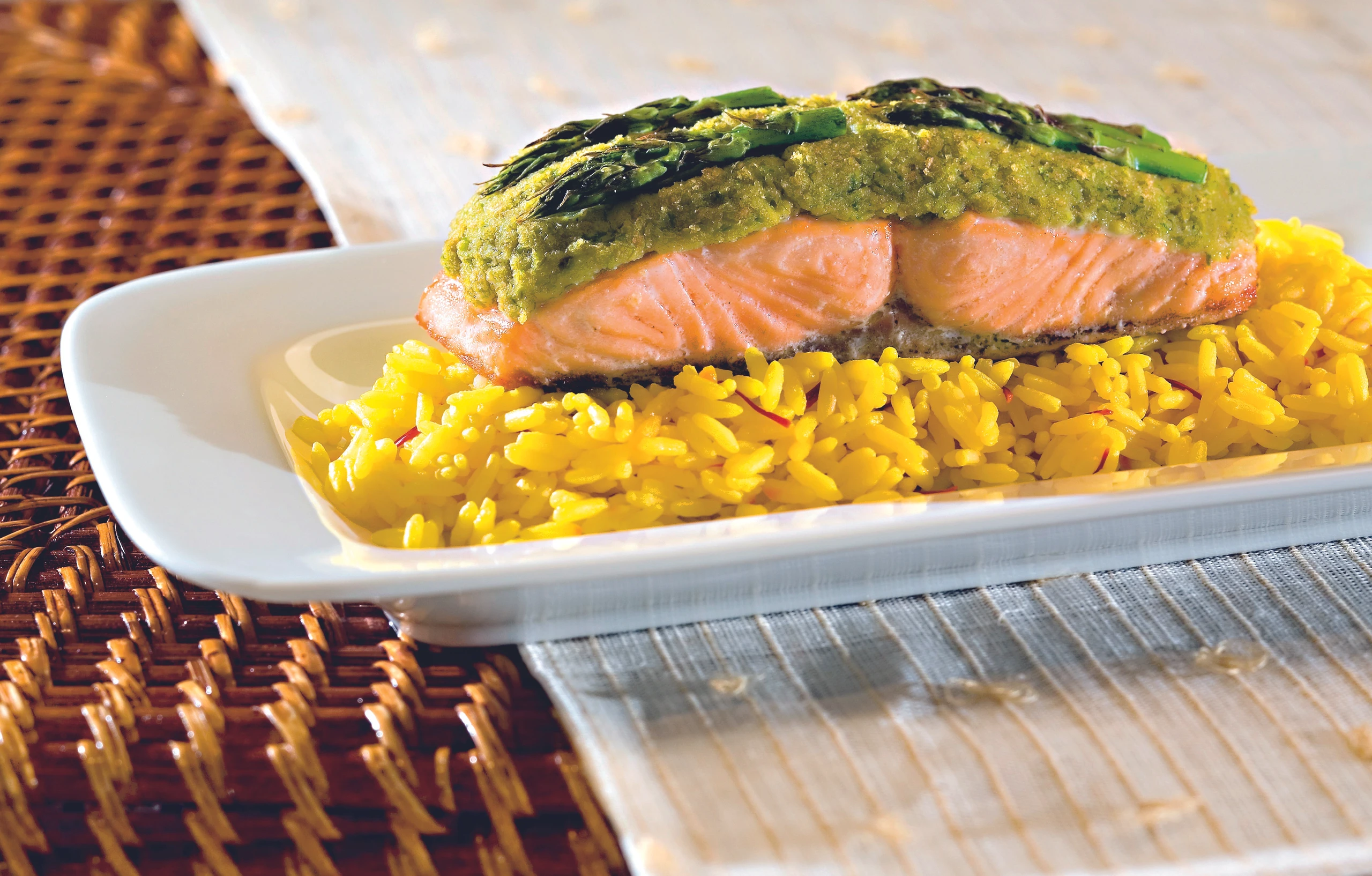 Lachs mit Spargelkruste auf Safranreis