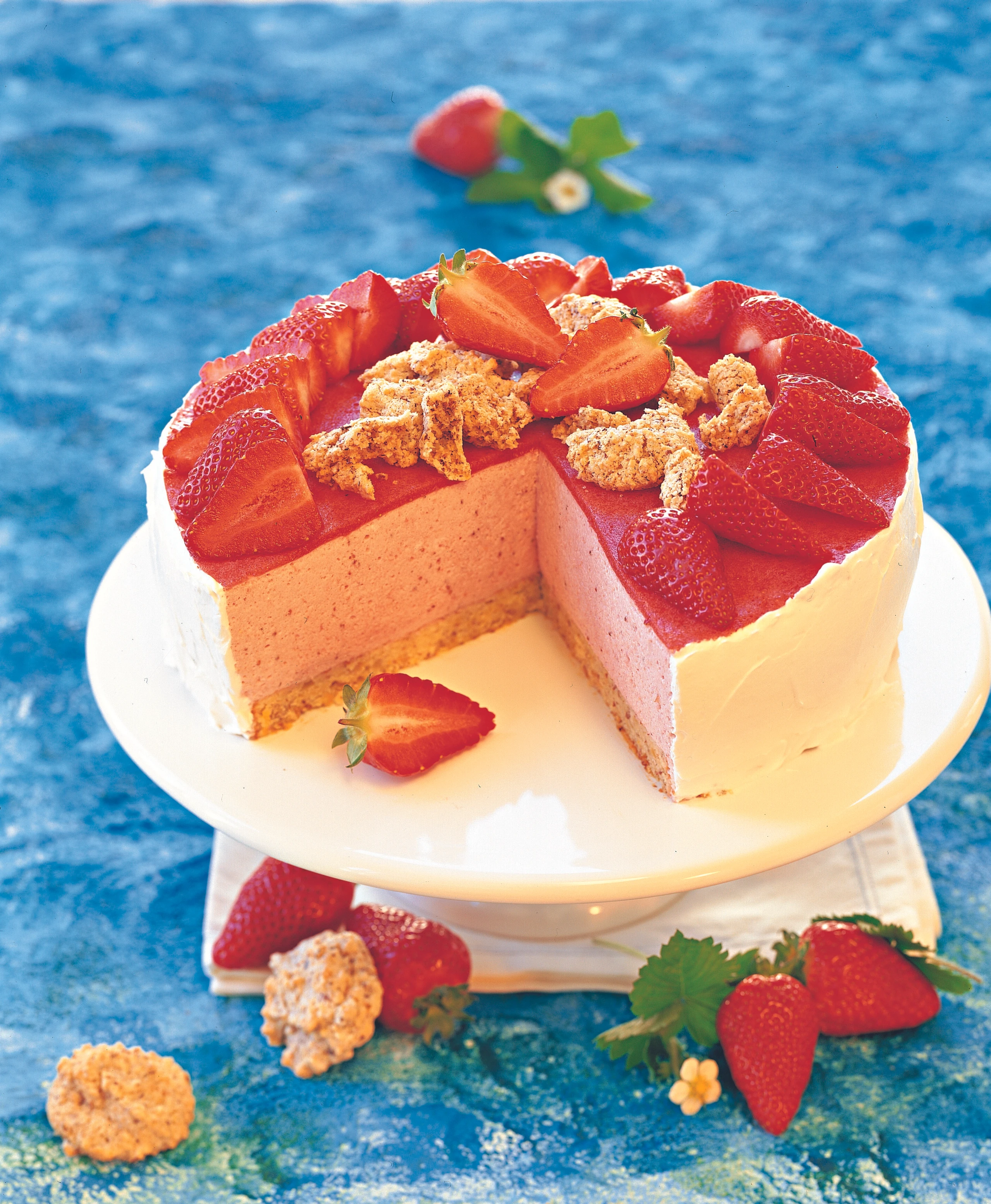 Erdbeertorte mit Mandelkeksen