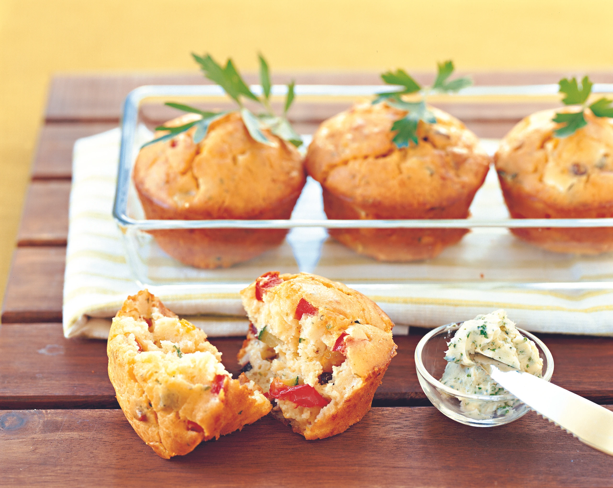 Gemüsemuffins mit Petersilbutter