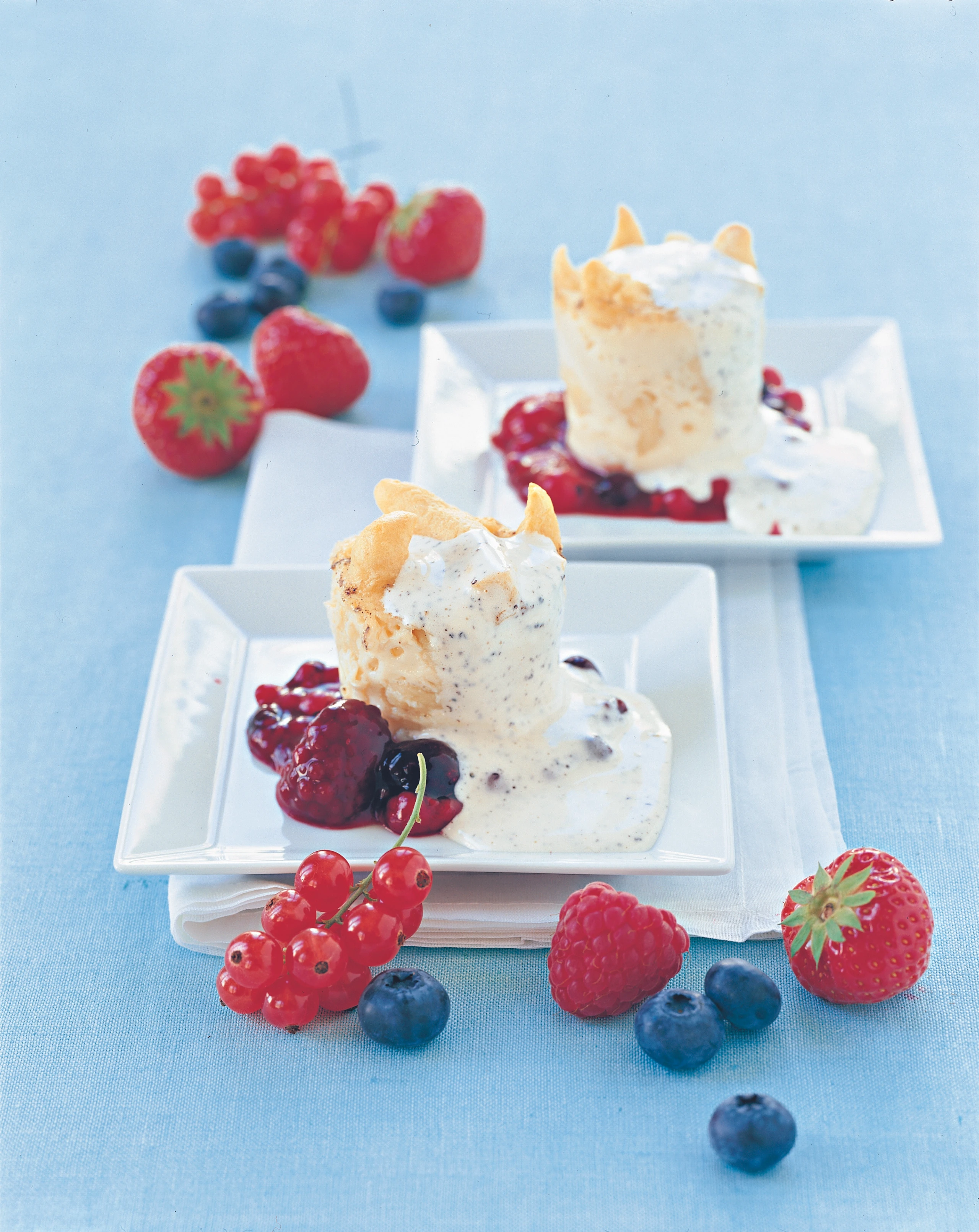 Mohnnudel-Auflauf mit marinierten Beeren