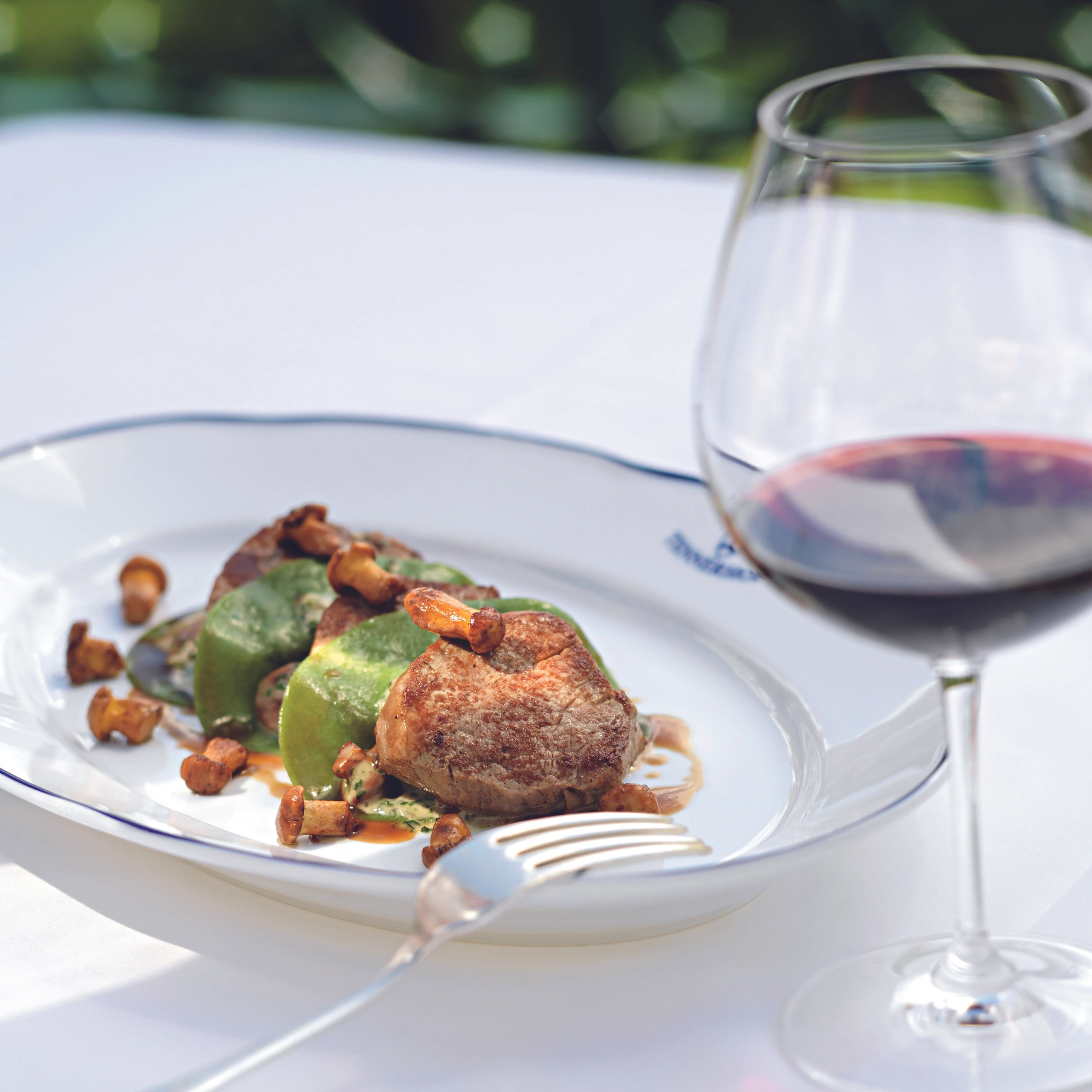 Kalbsfilet mit Eierschwammerln und Petersil-Pasta