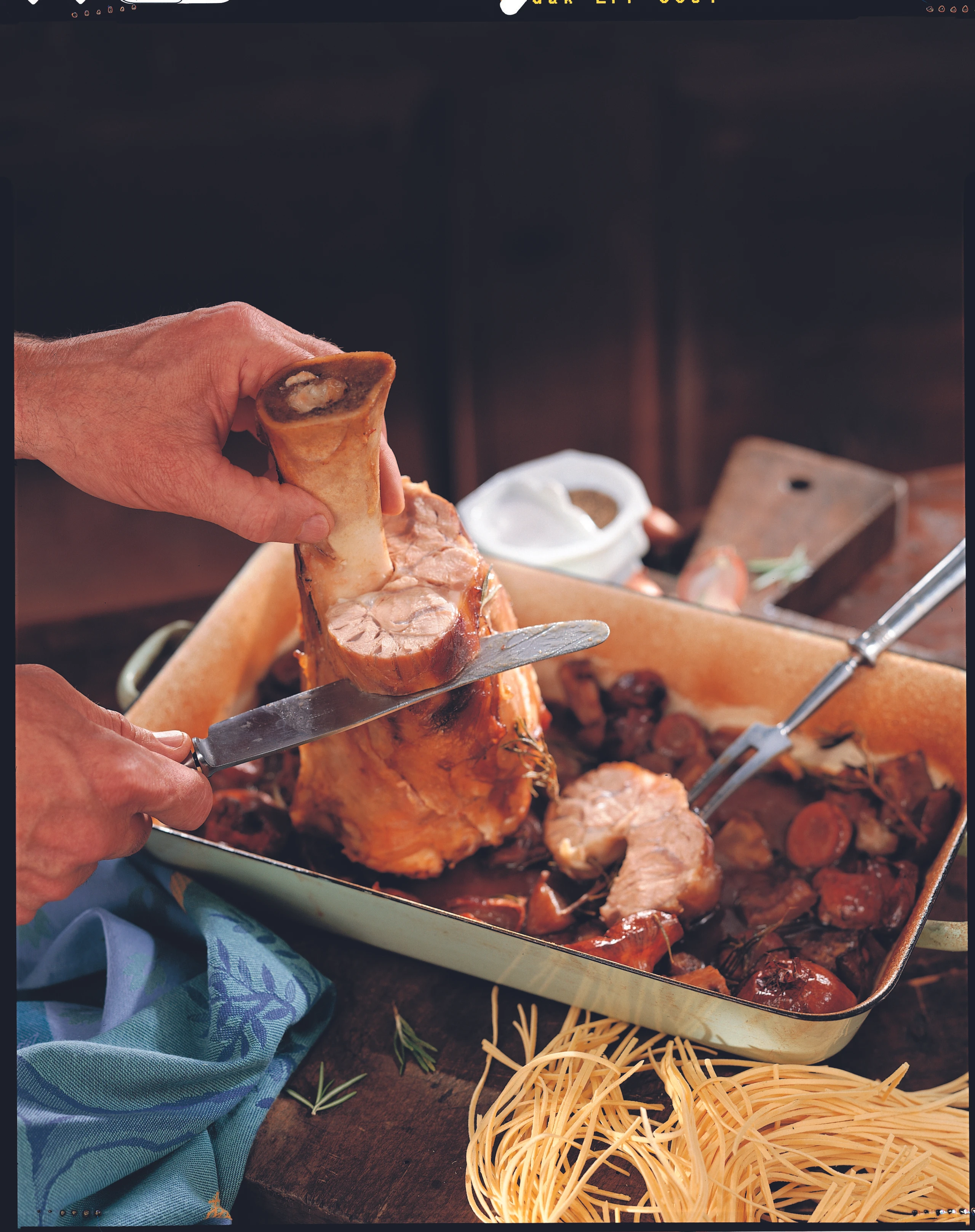 Gebratene Kalbsstelze mit Gemüse-Nudeln