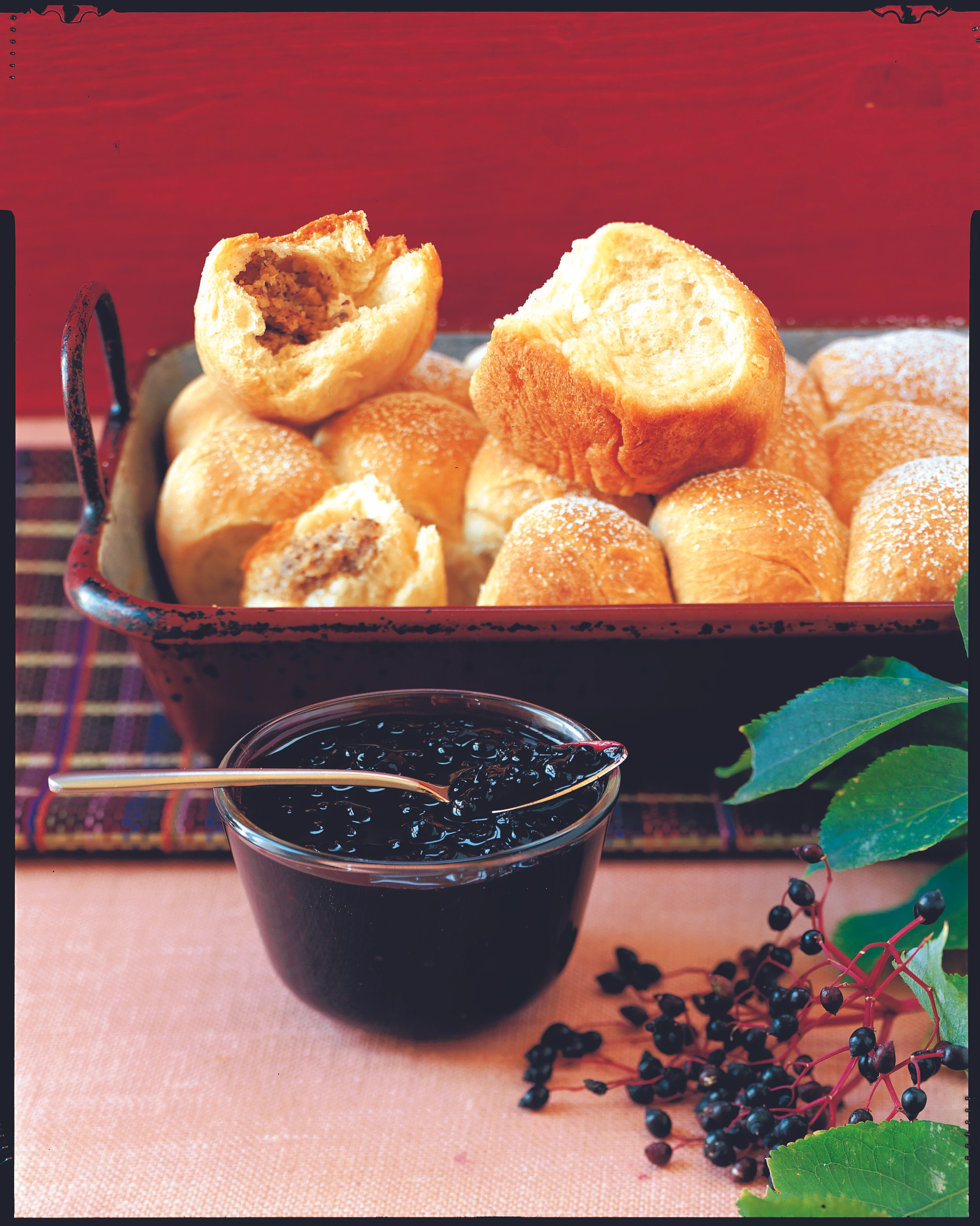 Nussbuchteln mit Holunderragout