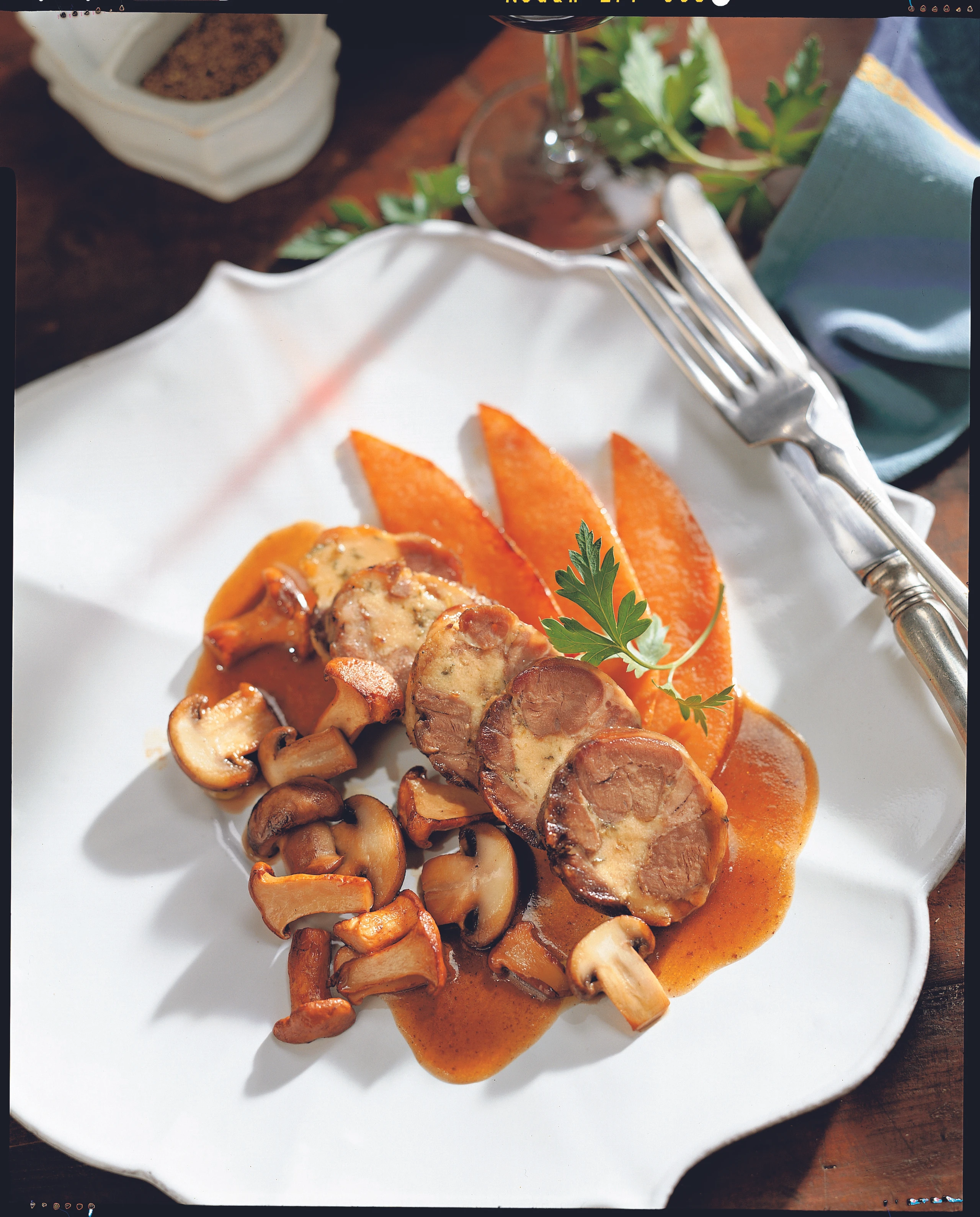 Gefüllte Lammstelze mit Pilz-Kürbis-Gemüse