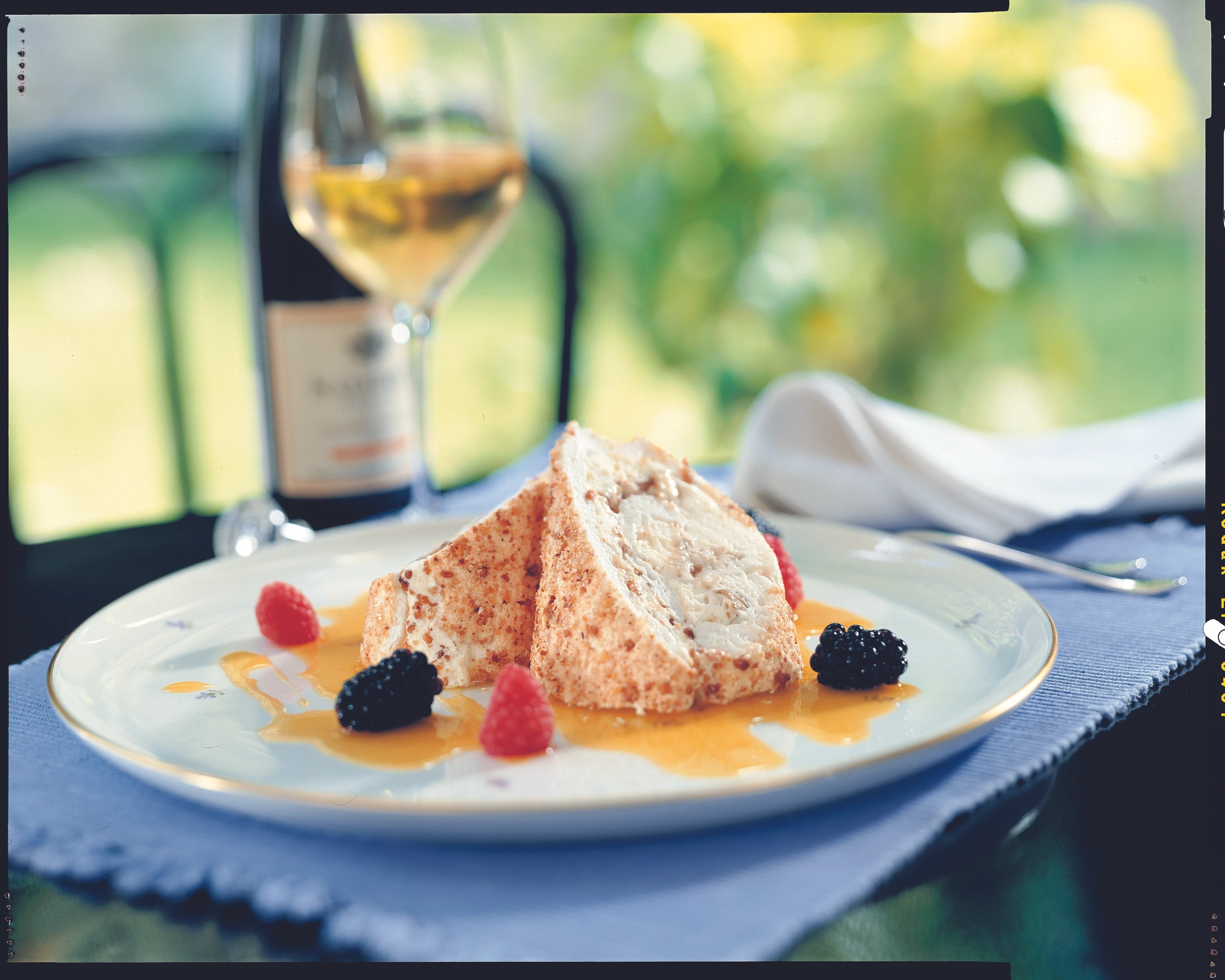 Nuss-Bananen-Pavlova mit Maracuja-Sauce