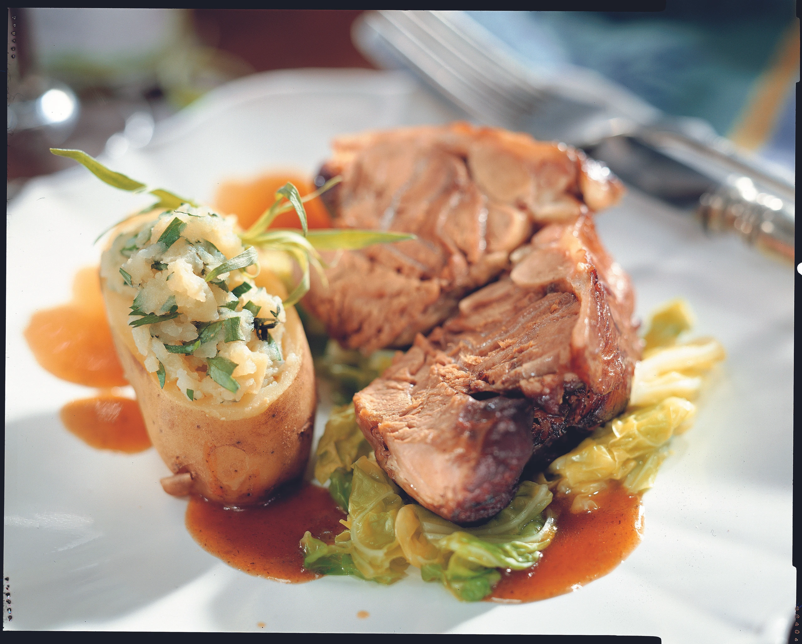 Geschmorte Schweinsstelze mit Erdäpfeln und Kohl