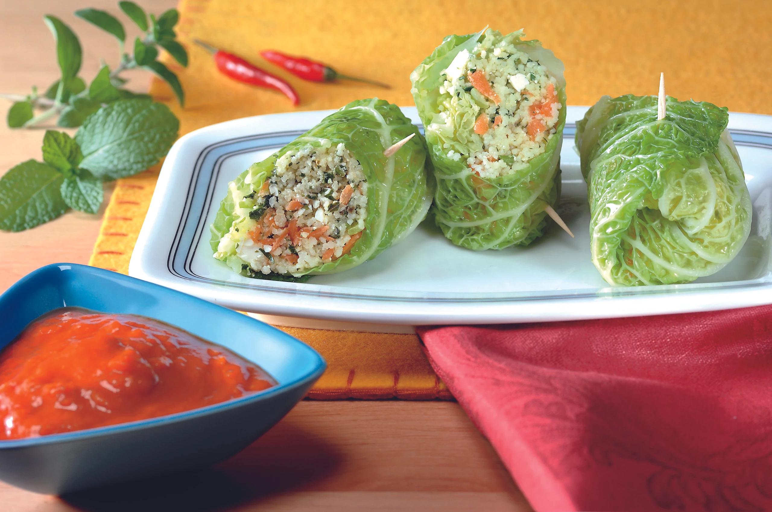 Kohl-Wraps mit Couscous-Fülle und Paprikasauce