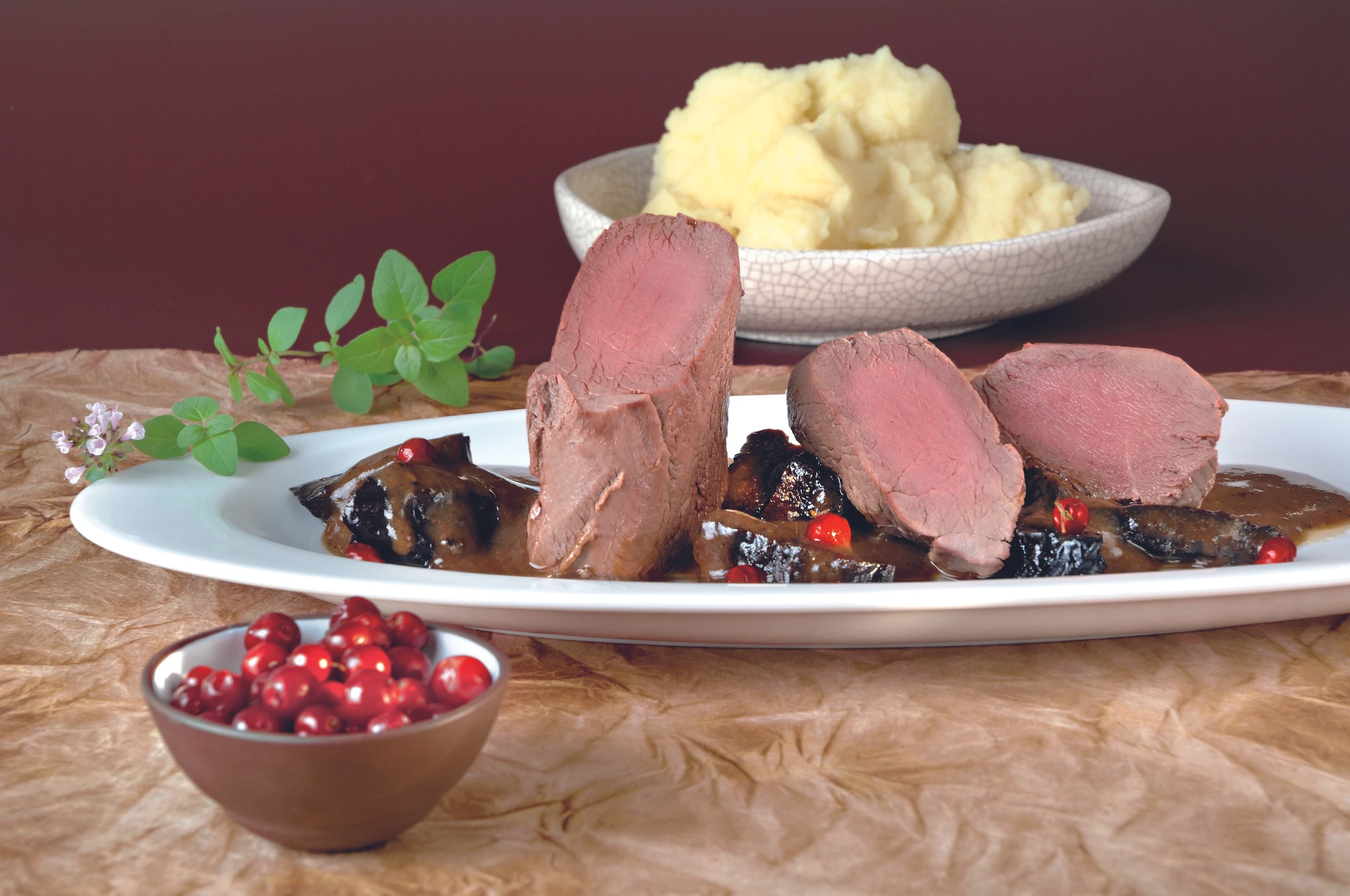 In Kaffee pochiertes Rehfilet mit Dörrzwetschken-Sauce