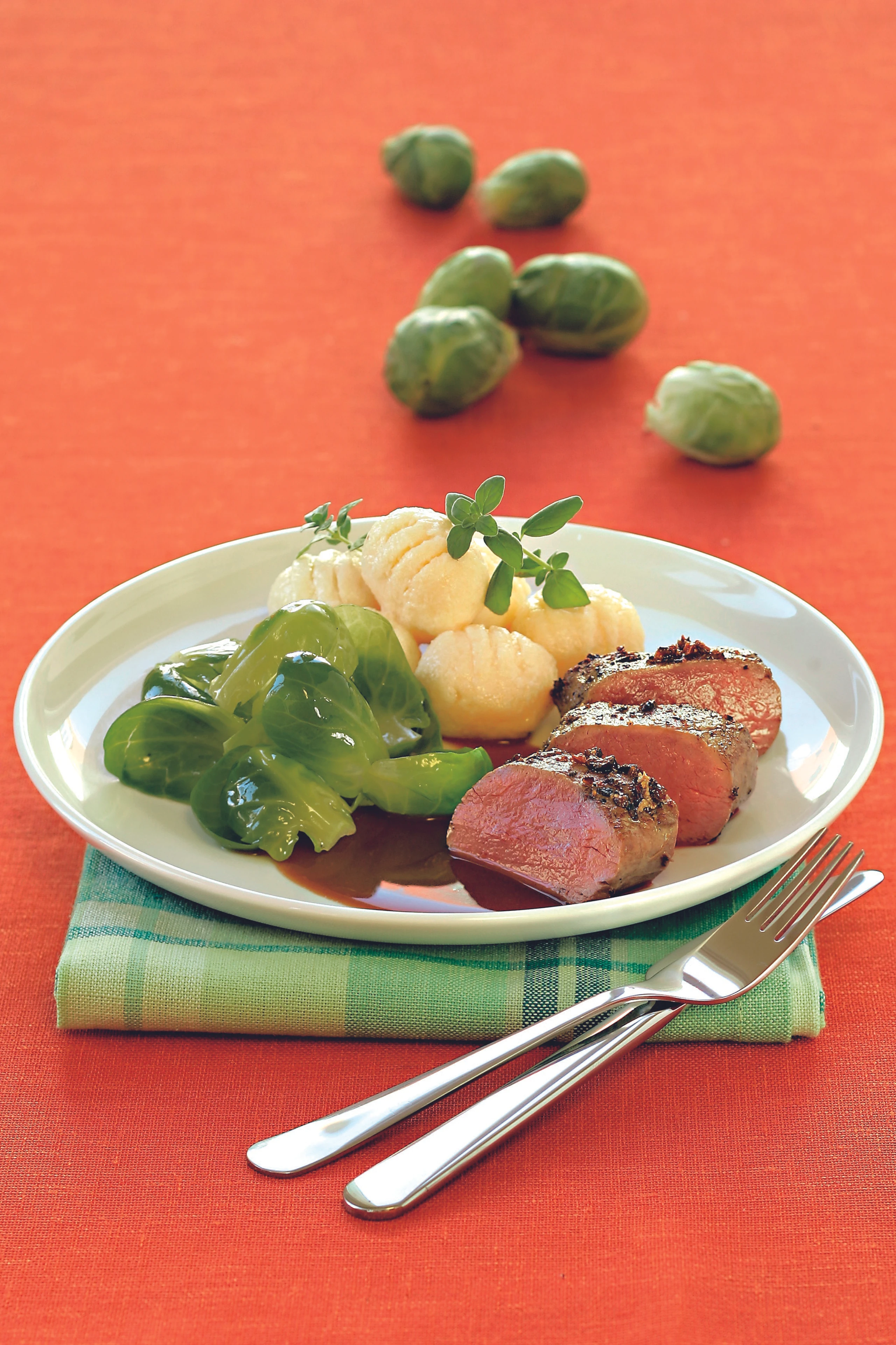 Rehrücken mit Topfengnocchi und Biersauce