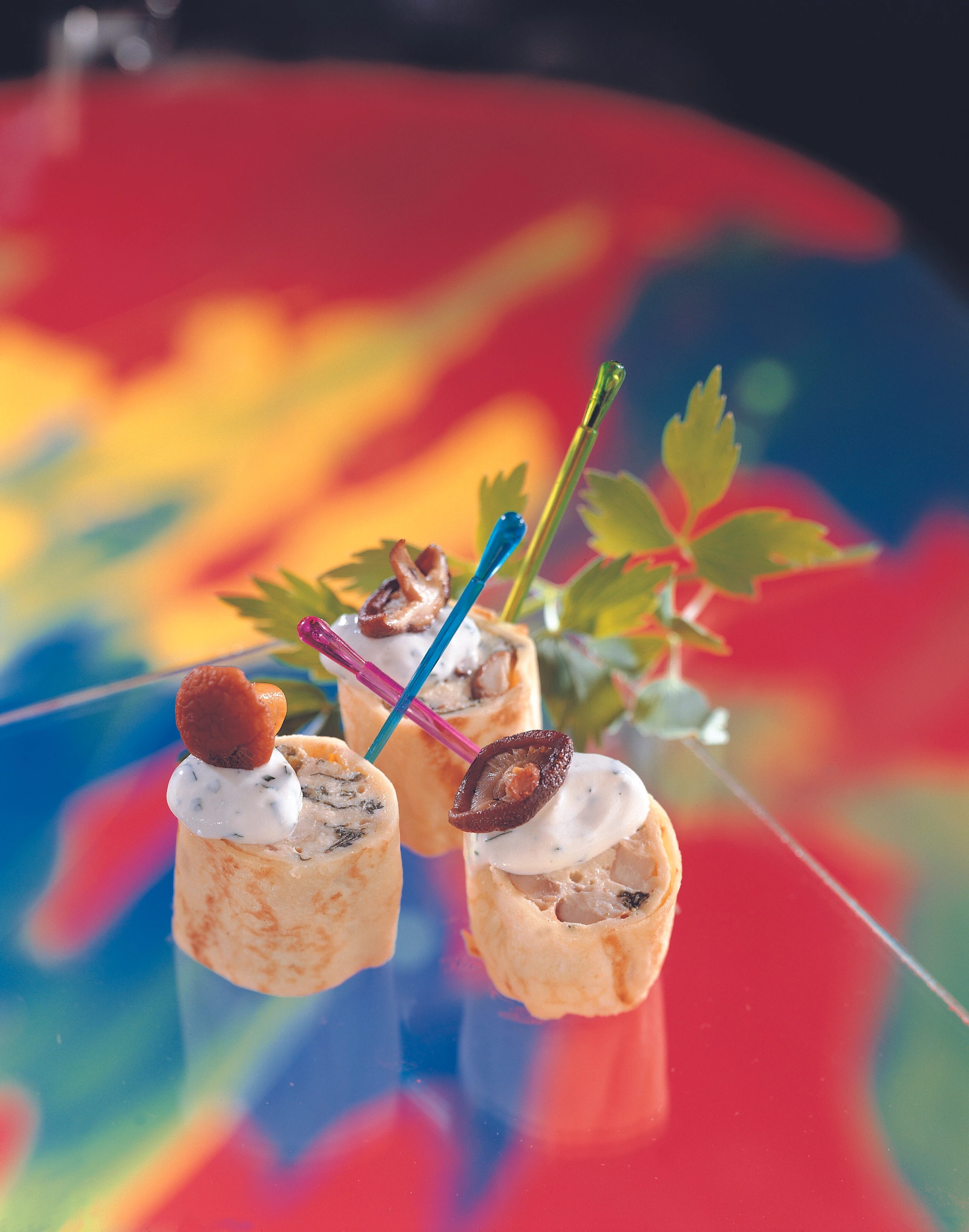 Pikanter Palatschinkenstrudel mit Kräuterrahm