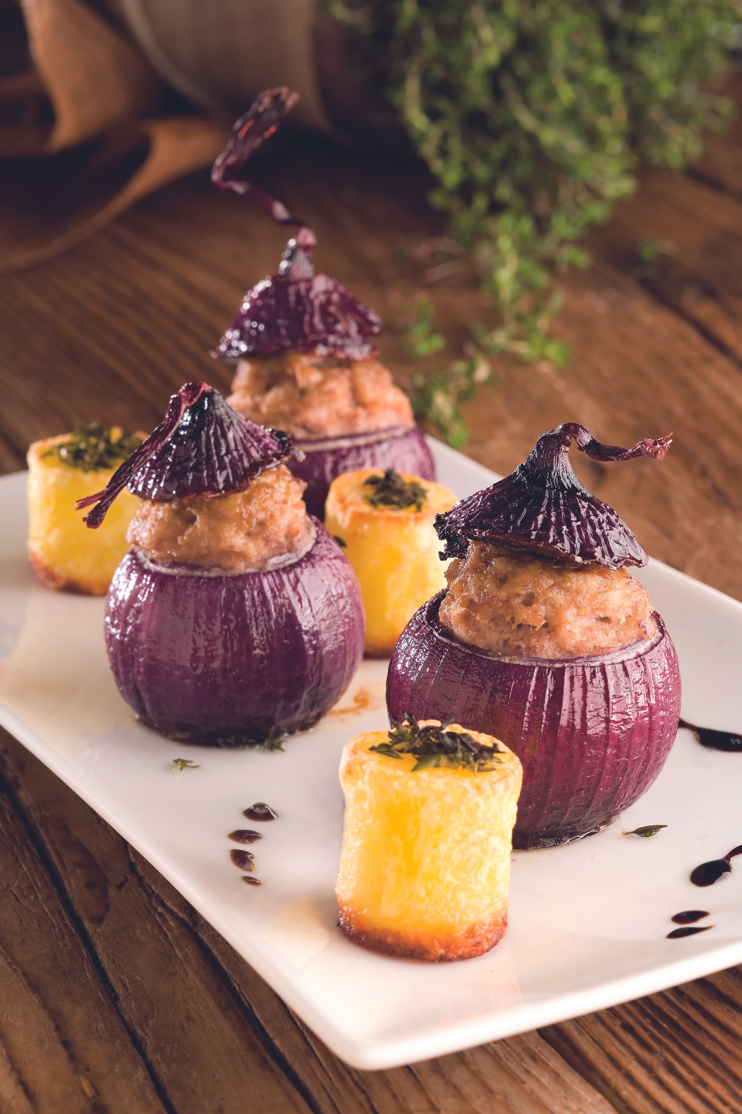 Lammfaschiertes in roter Zwiebel mit Thymian-Erdäpfeln