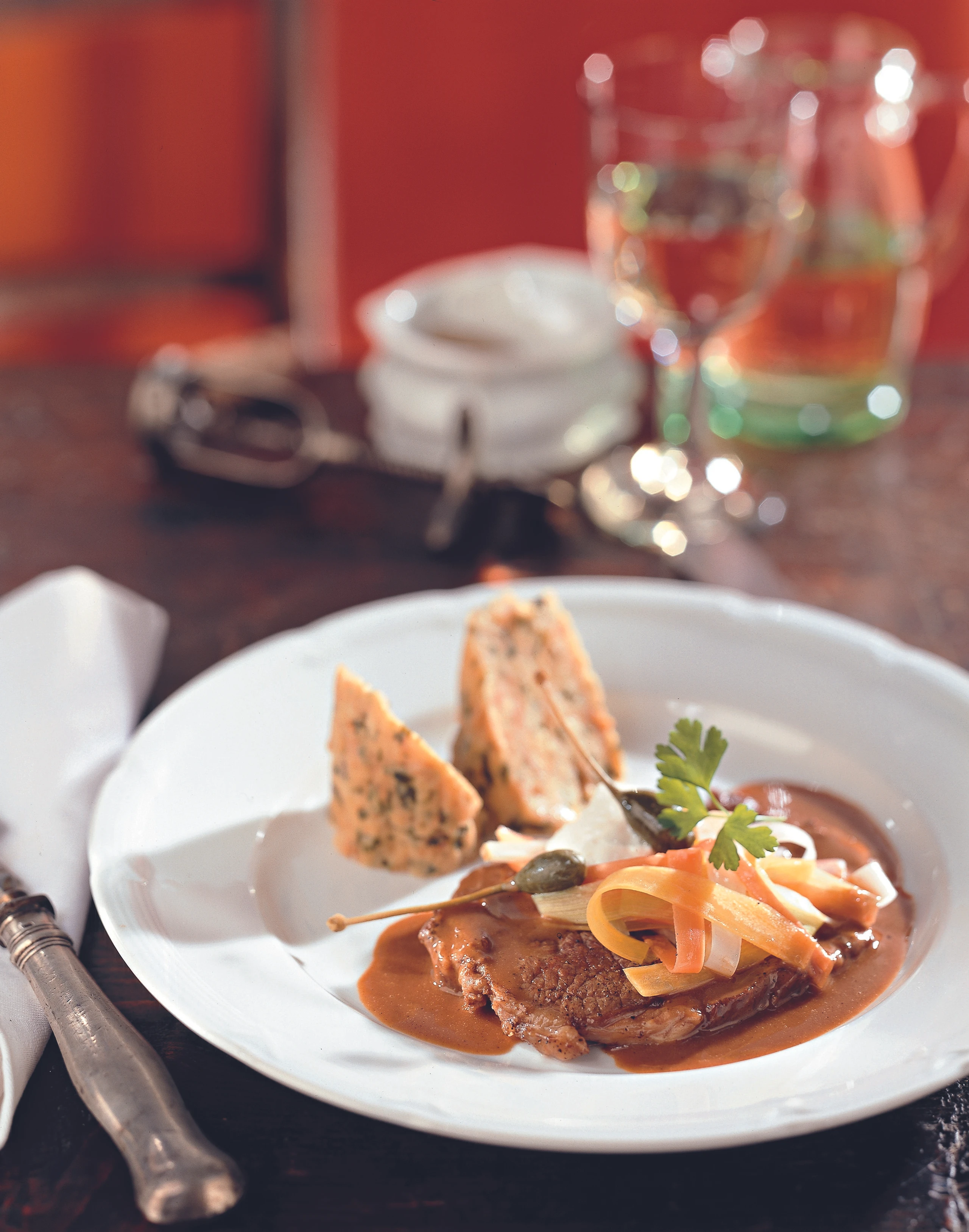 Esterházy-Rostbraten mit Serviettenknödeln