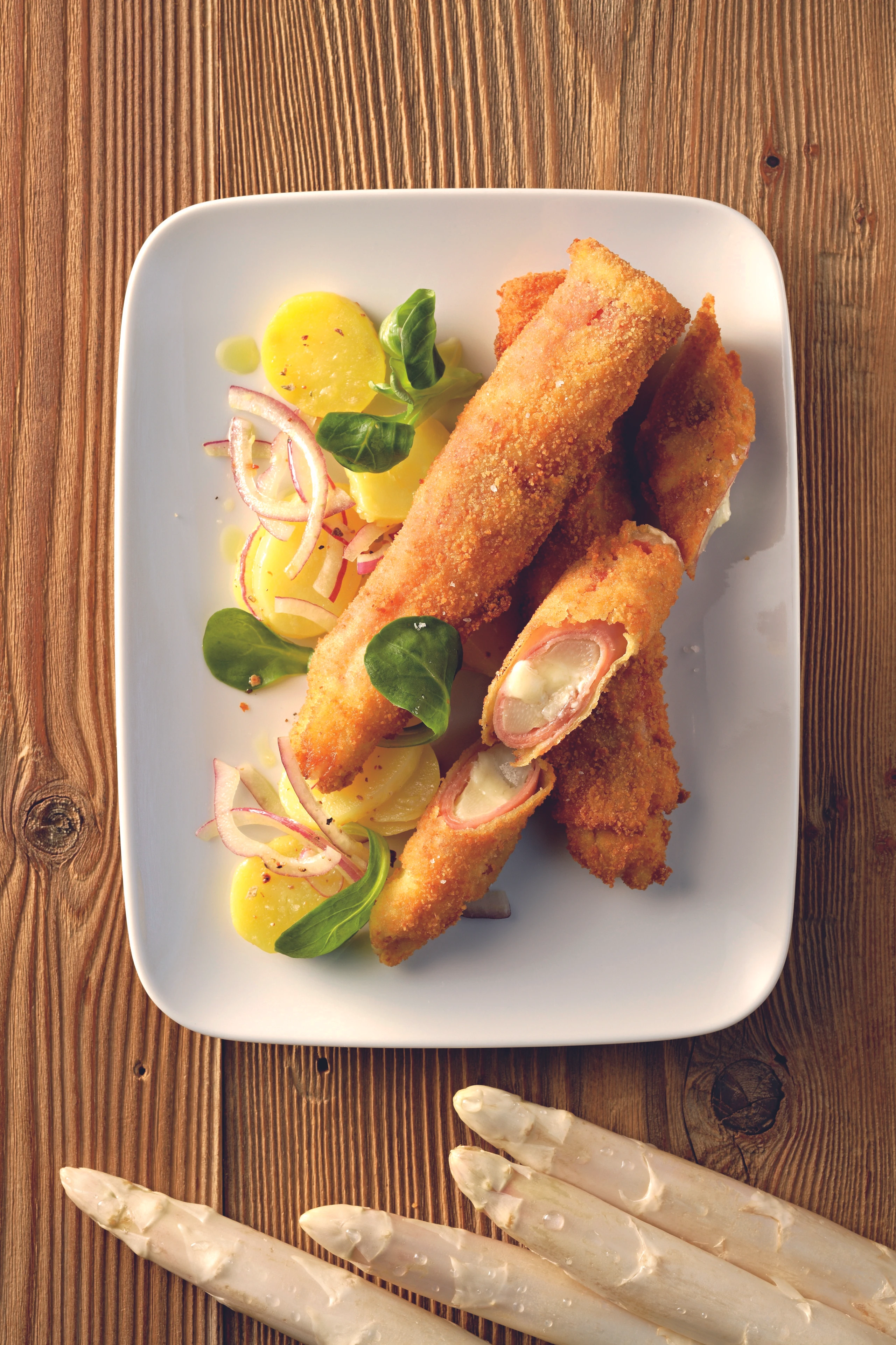 Spargel-Cordon-bleu auf Erdäpfel-Vogerlsalat