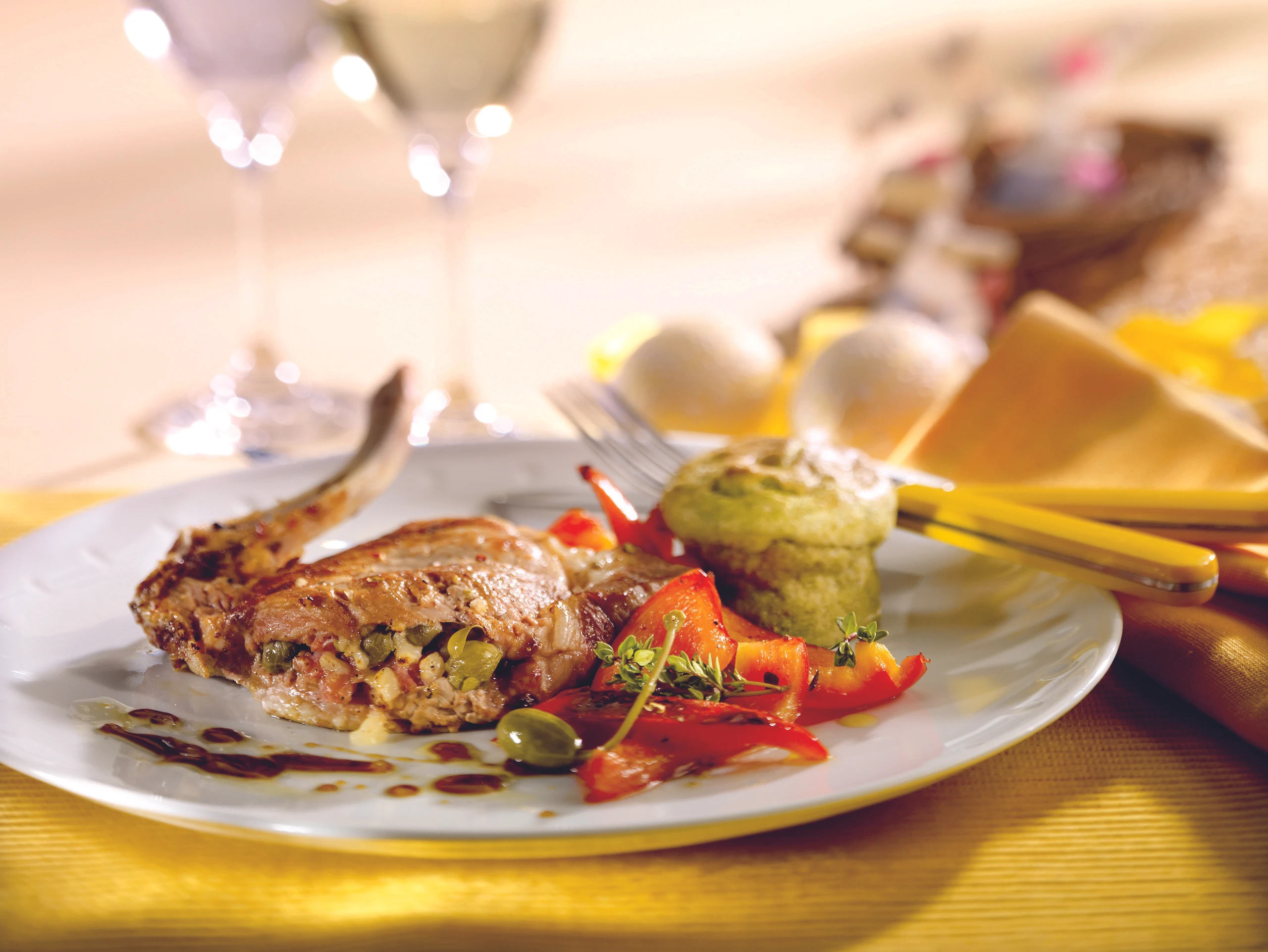 Mediterran gefüllte Koteletts mit Brokkoli-Auflauf