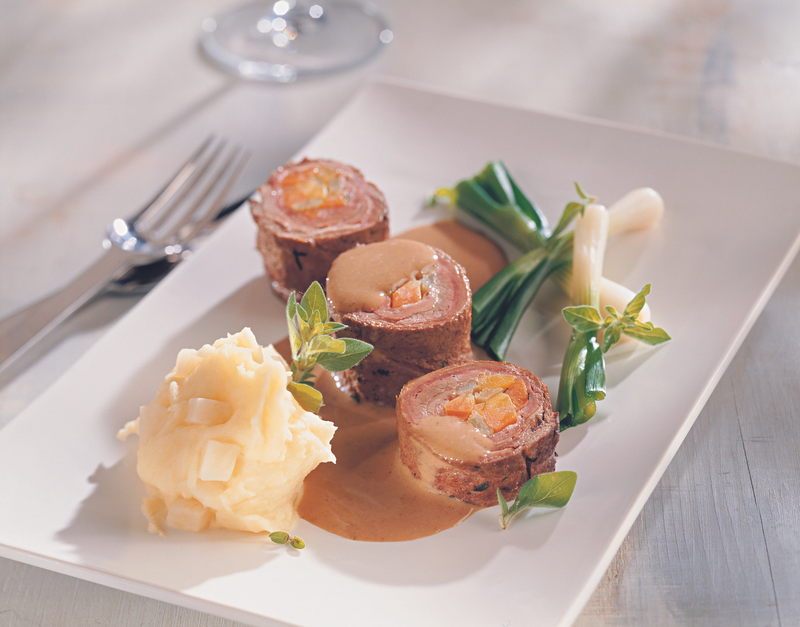 Maibock-Röllchen mit Sellerie-Erdäpfelmus