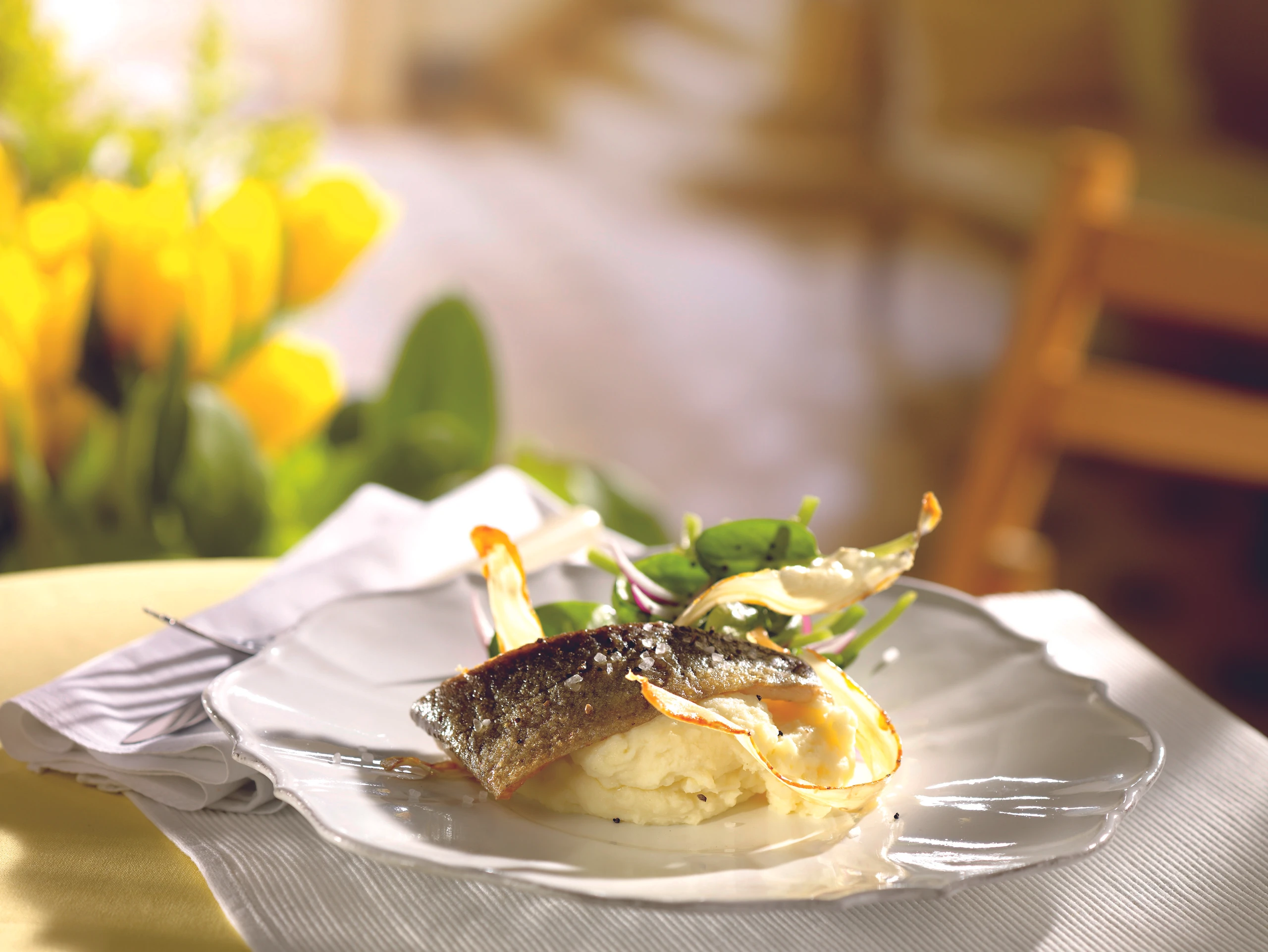 Forelle mit Kren-Erdäpfelpüree und Spinatsalat