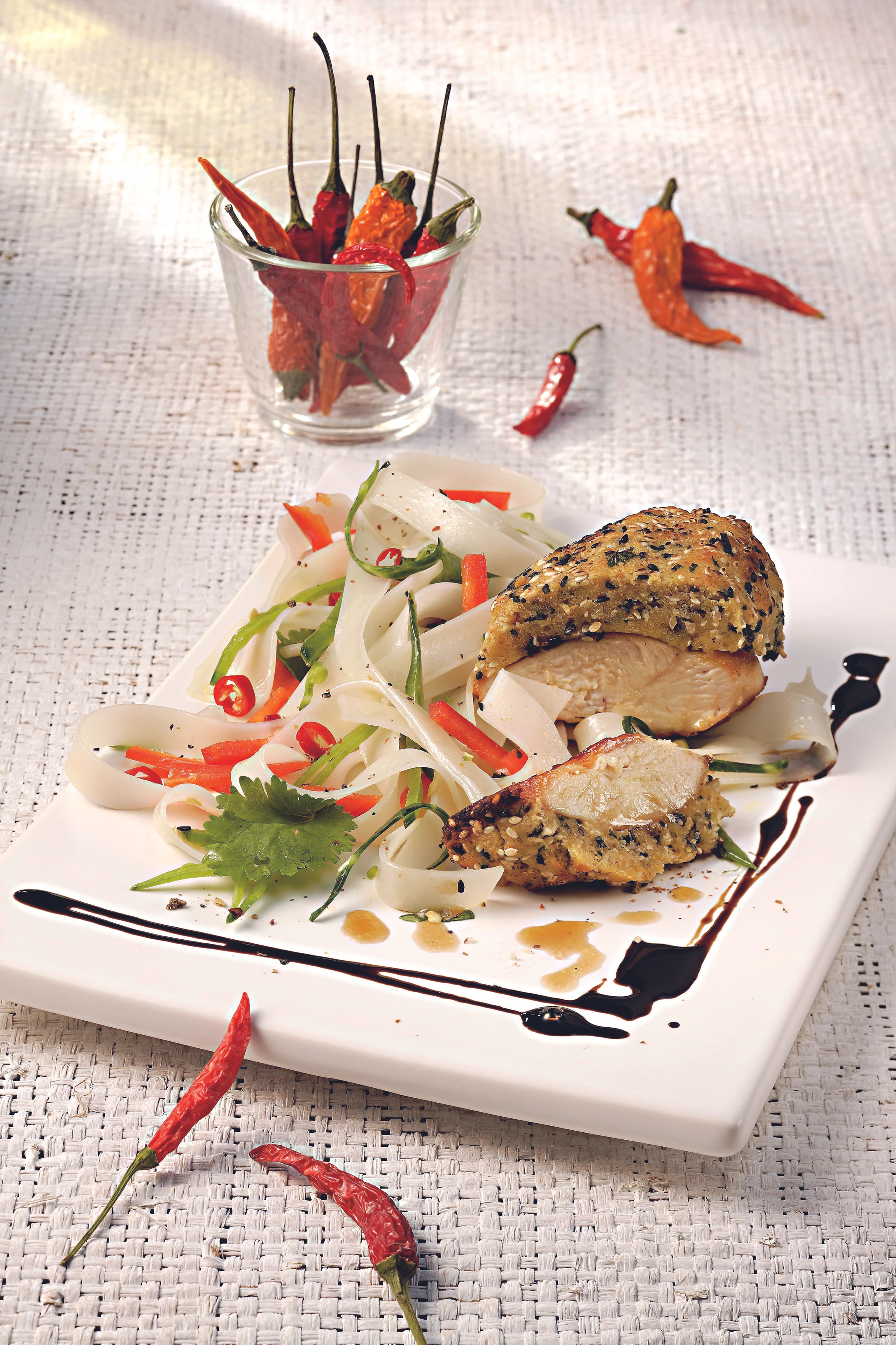 Hühnerbrust mit Sesamkruste auf Gemüsenudeln