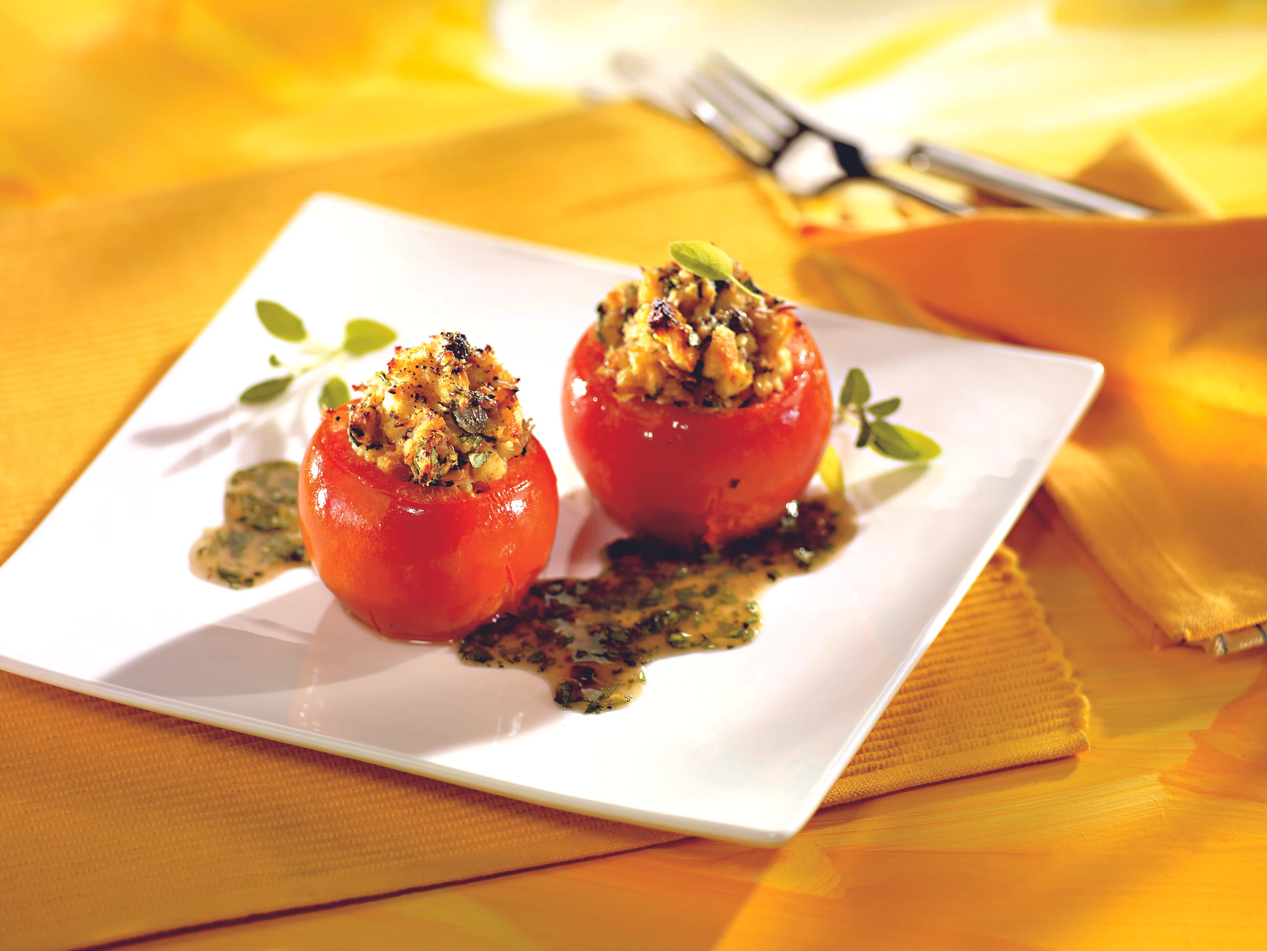 Paradeiser mit Semmel-Thunfischfülle