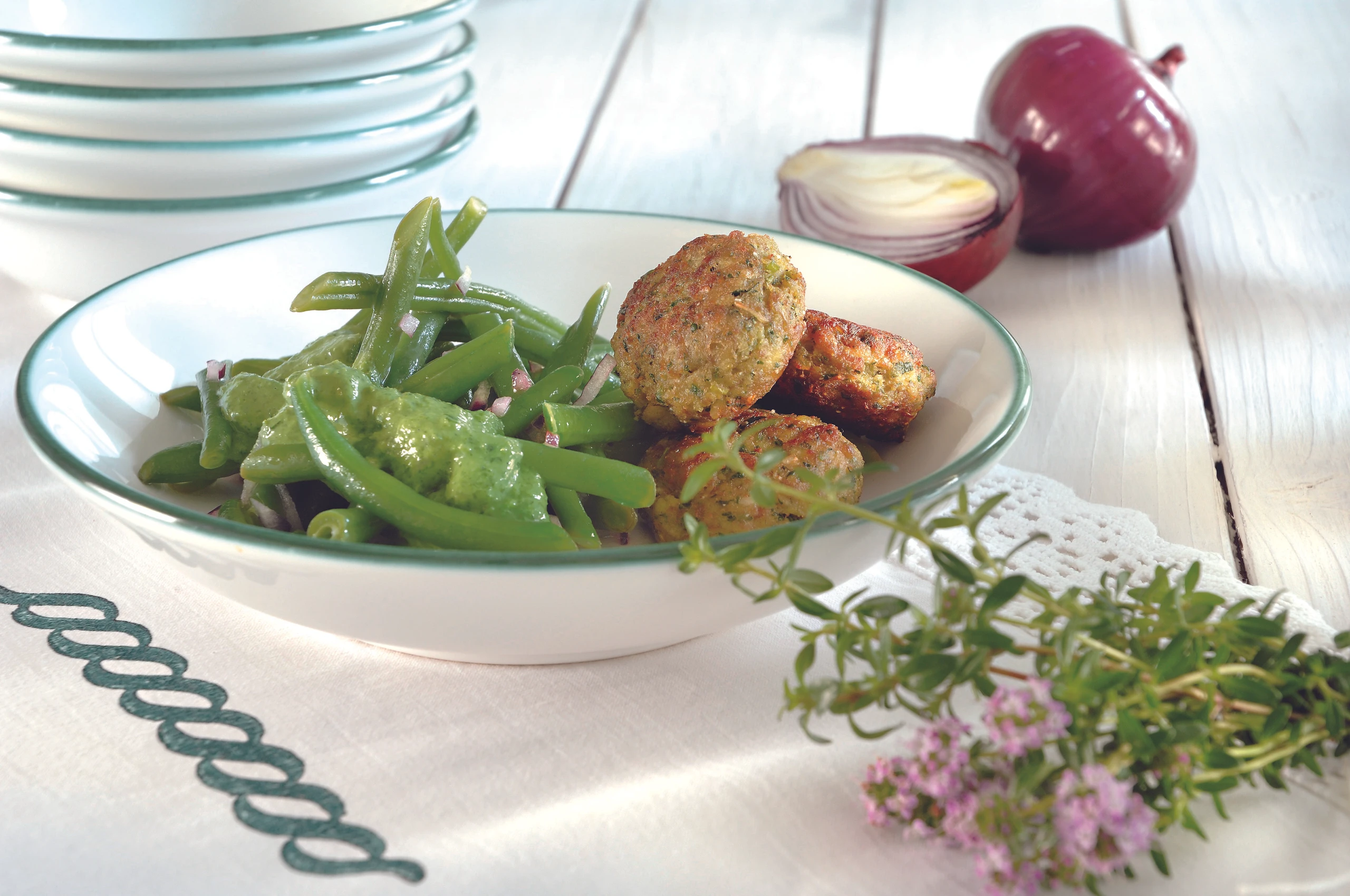 Lammfleisch-Erdäpfel-Laibchen mit Fisolensalat