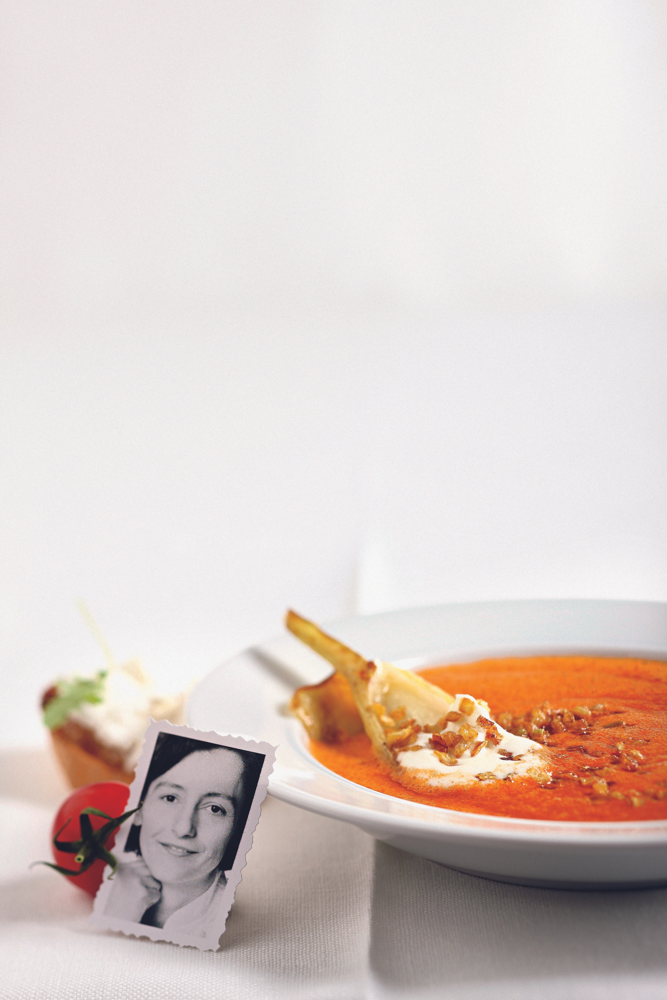 Paradeiser-Fenchelsuppe mit Speck und Ziegenkäse-Crostini