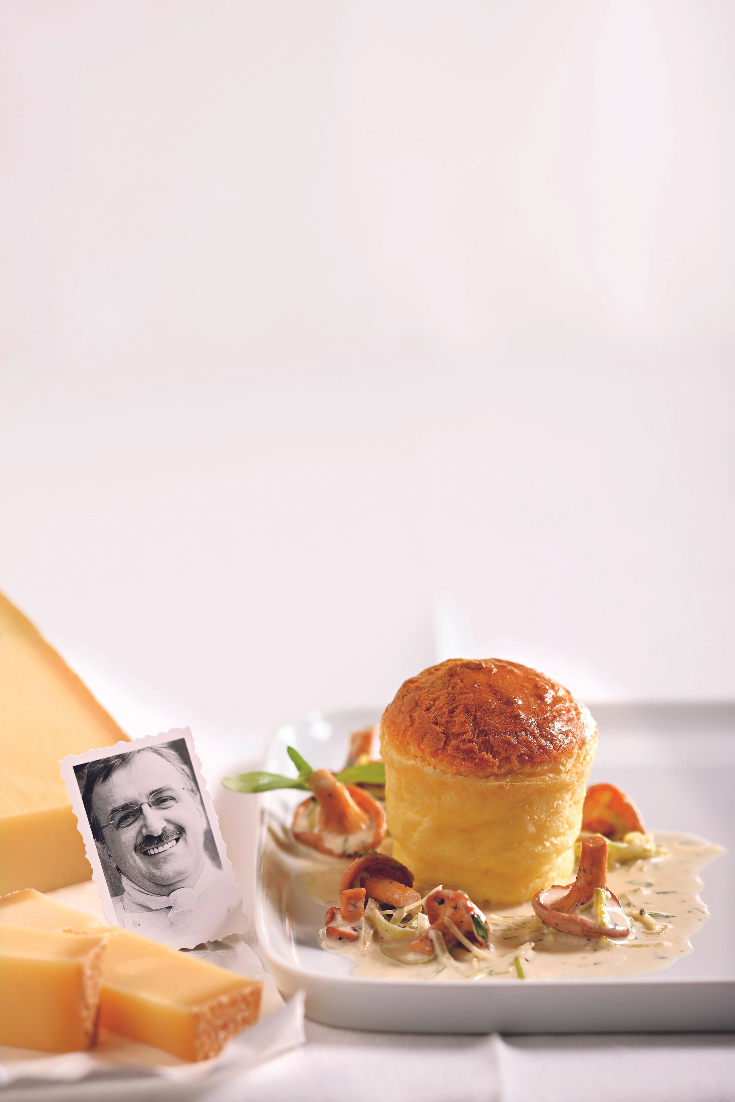 Soufflé vom Bergkäse mit Lauch-Eierschwammerlsauce