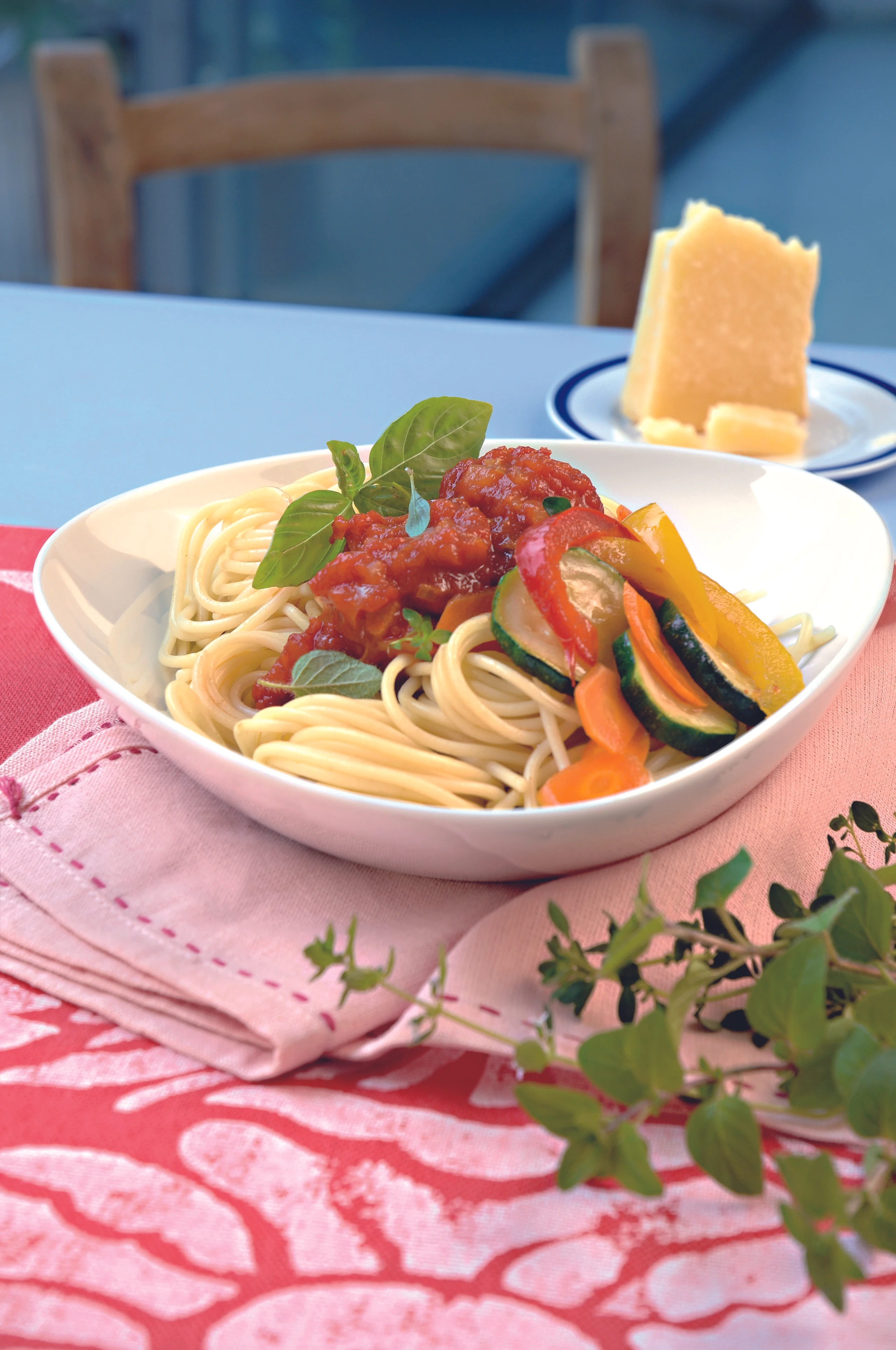 Spaghetti mit Kräutersugo und gebratenem Gemüse