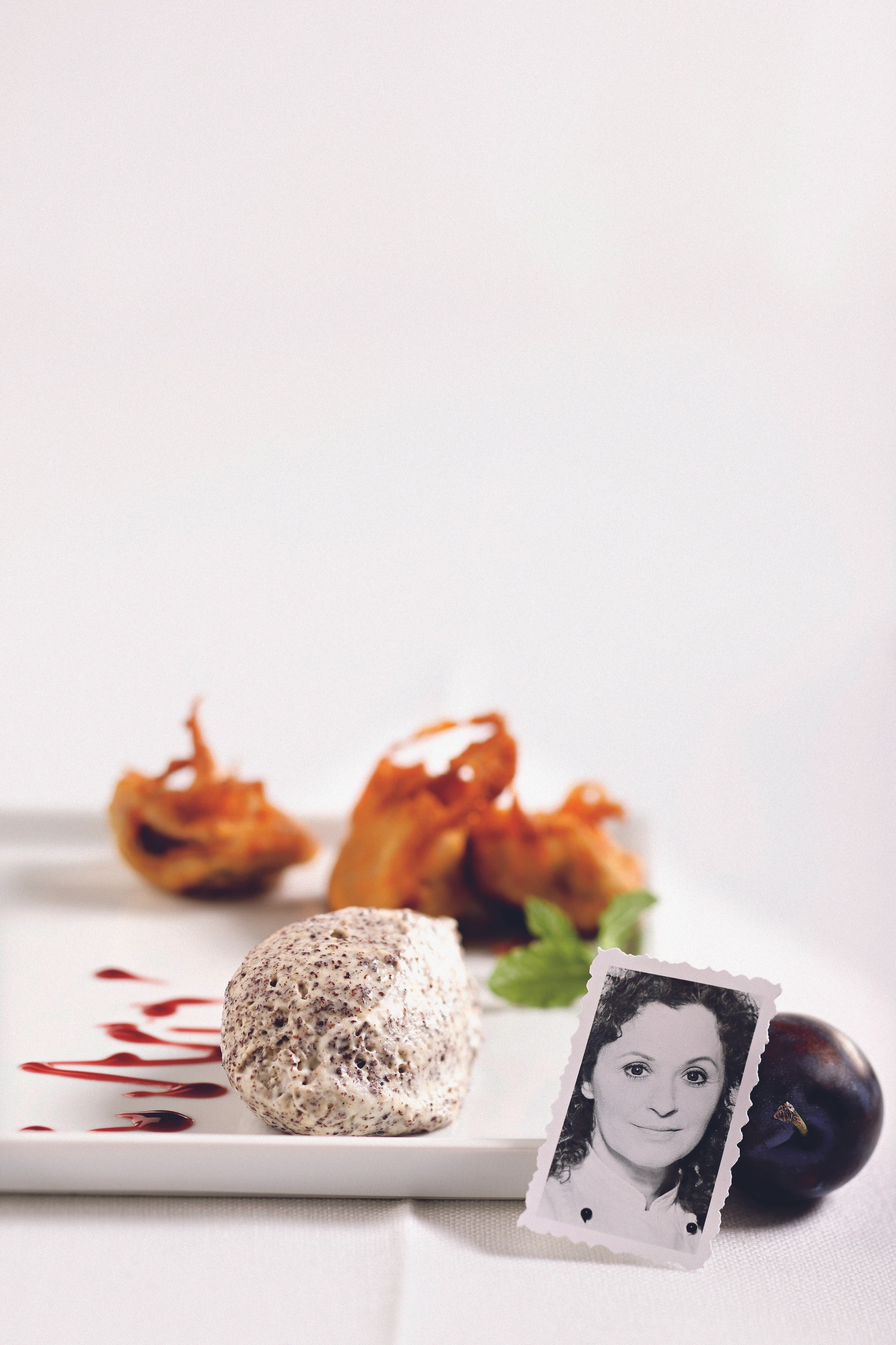 Mohnmousse auf Hollersauce mit gebackenen Zwetschken