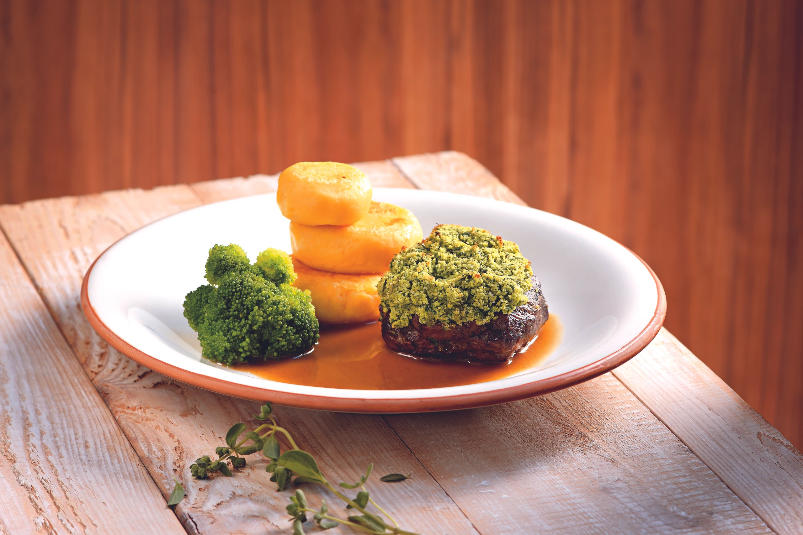 Hirschsteaks in der Kräuterkruste