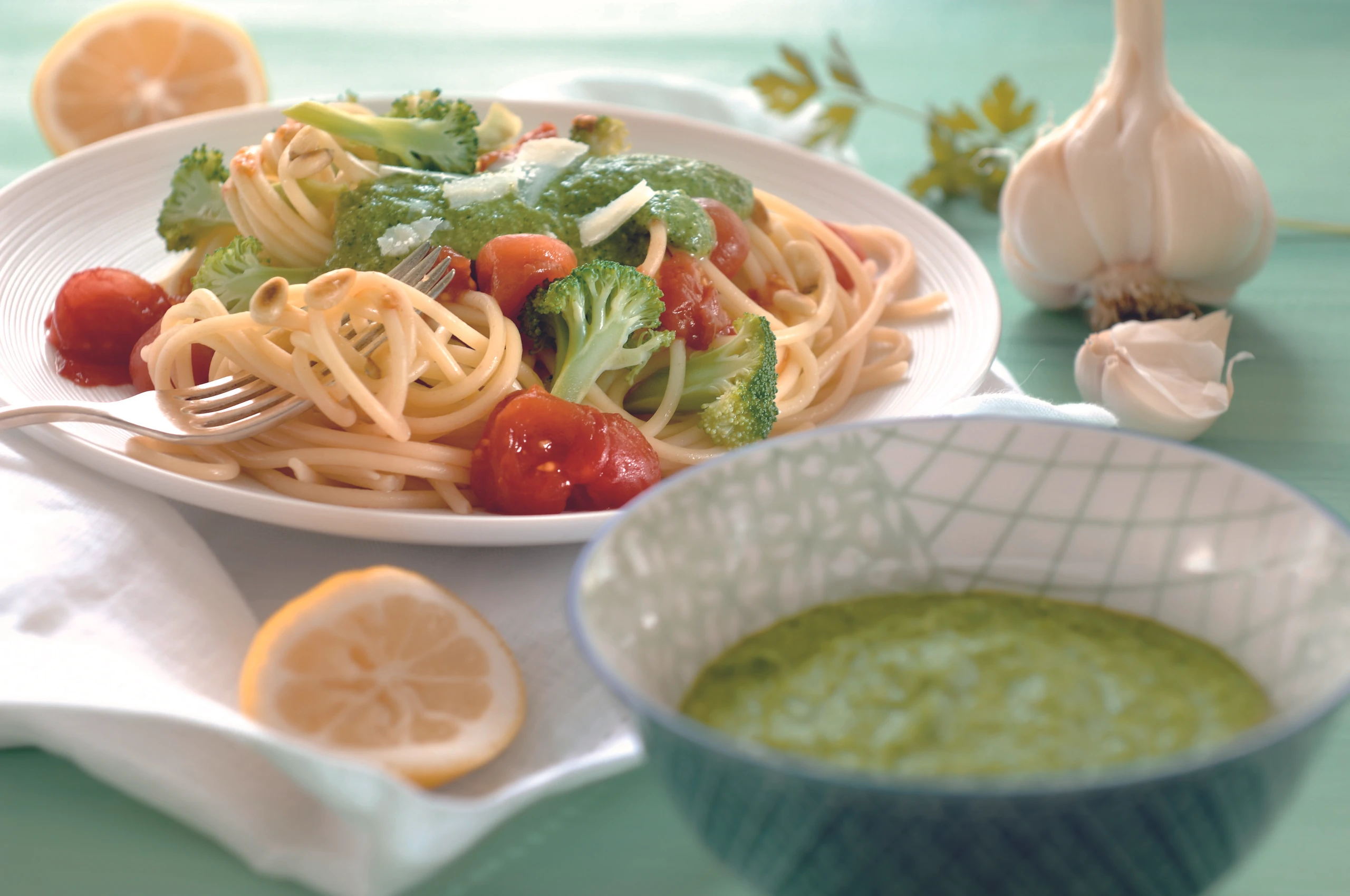 Brokkoli-Pasta mit Petersilpesto und Paradeisern