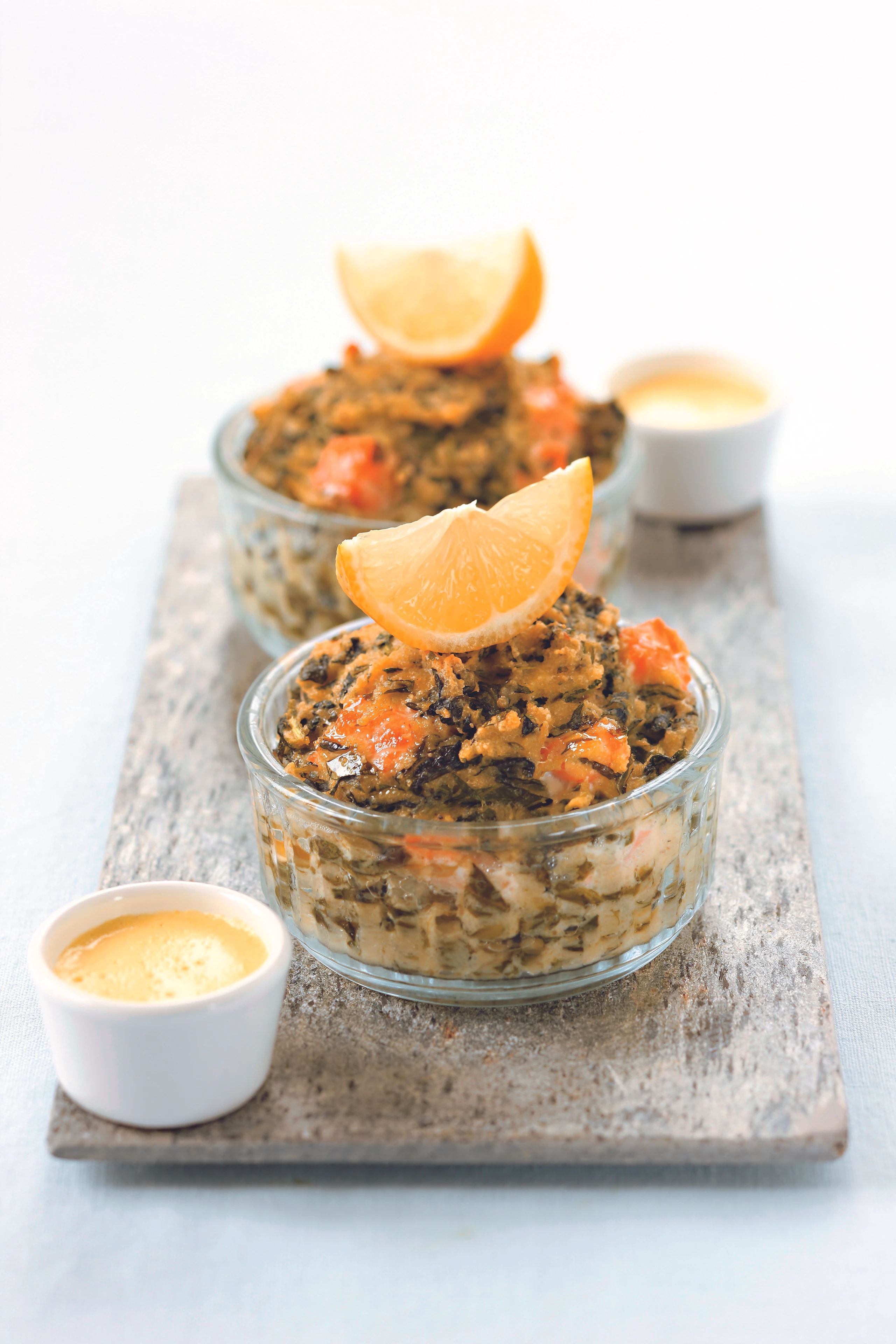 Lachs-Salatflans mit Currysauce