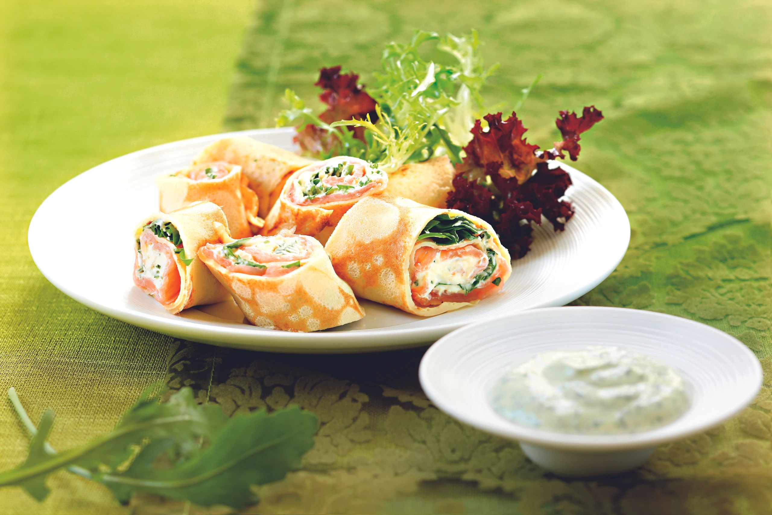 Lachs-Palatschinken mit Rucola und Kräuterdip