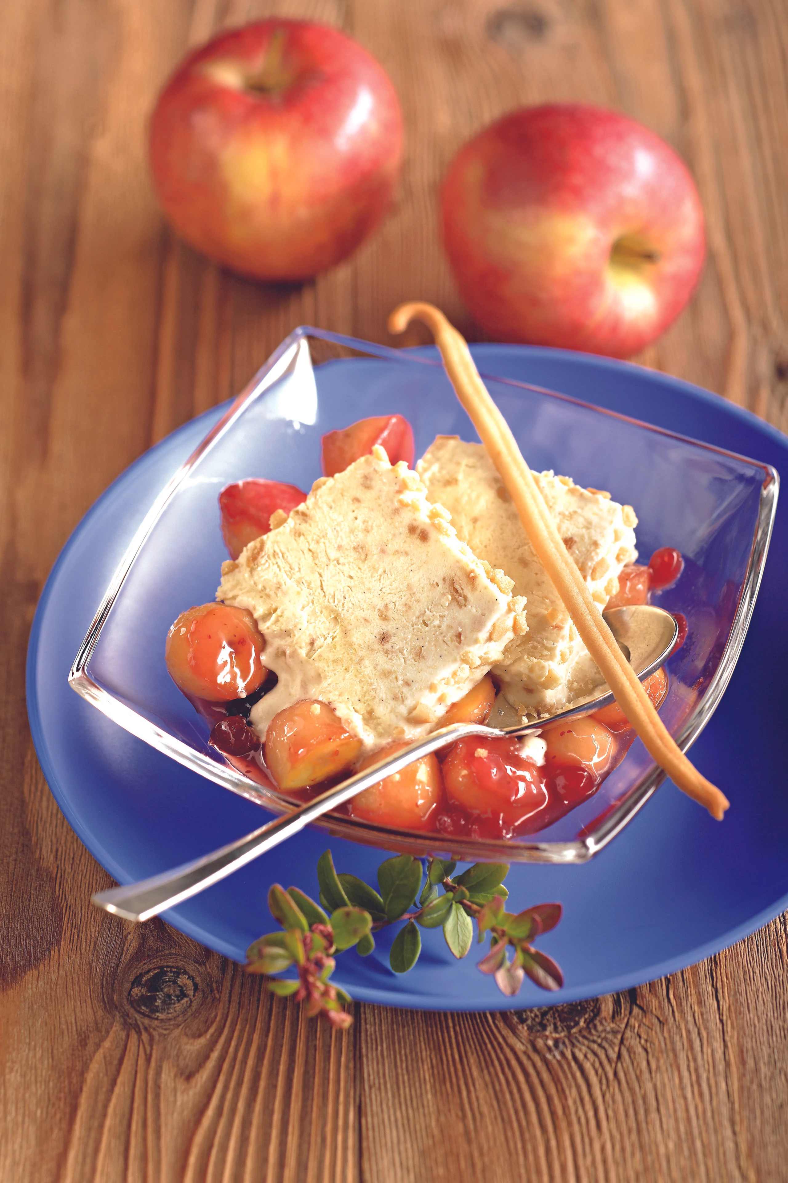 Vanilleparfait mit Preiselbeer-Äpfeln