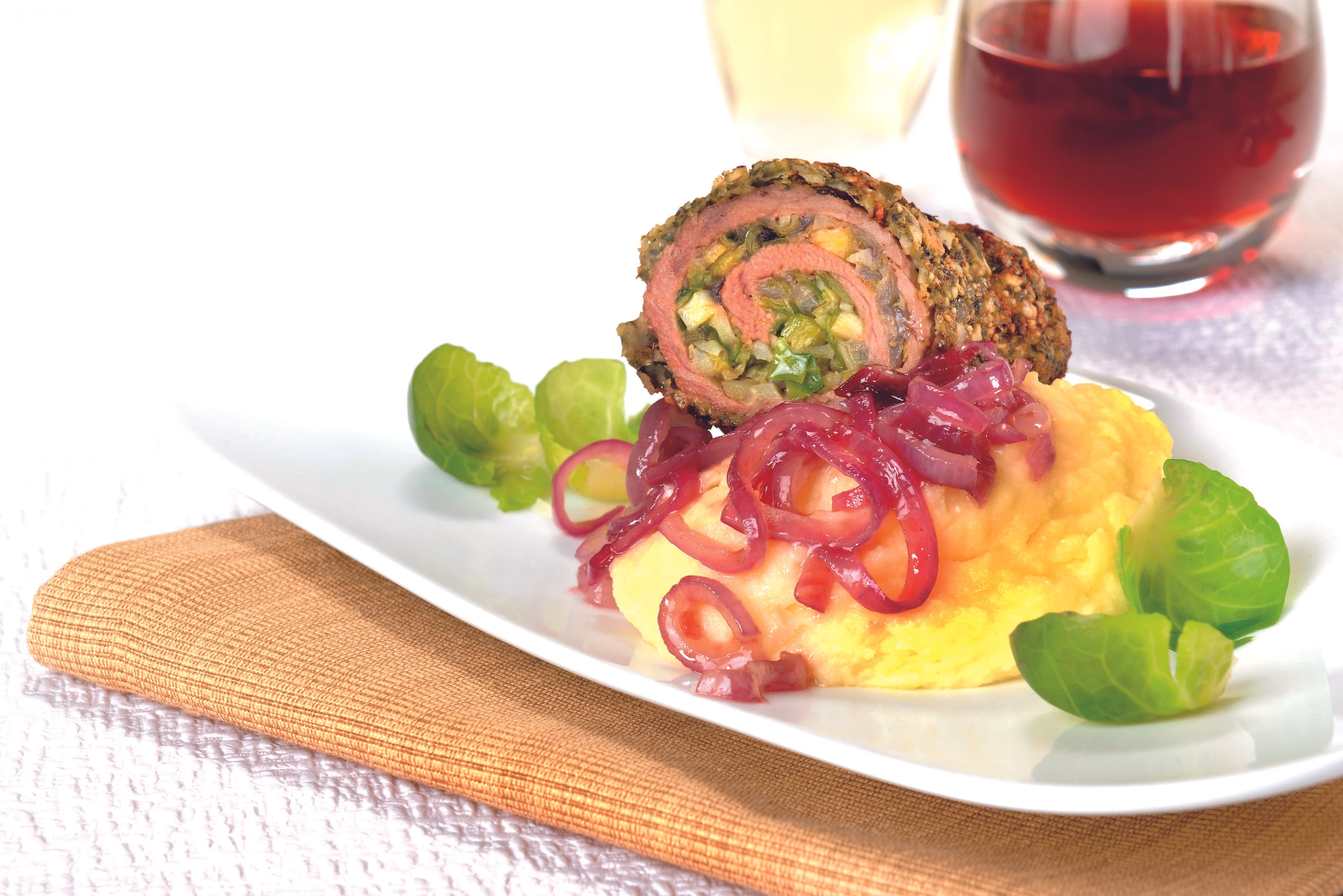 Kleine Rindsrouladen mit Kohlsprossenfülle und Erdäpfelpüree