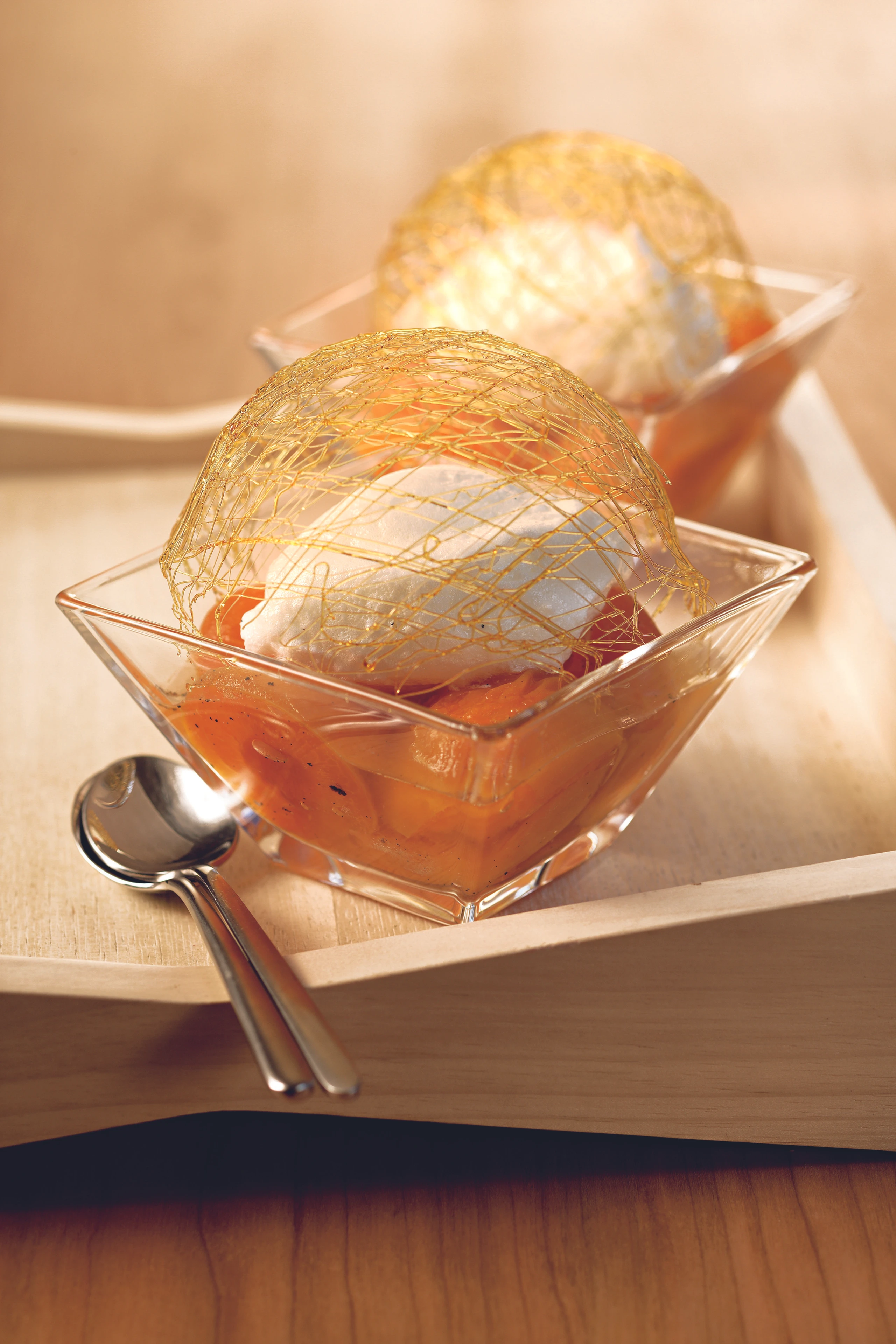 Schneenockerl mit Karamell-Deko