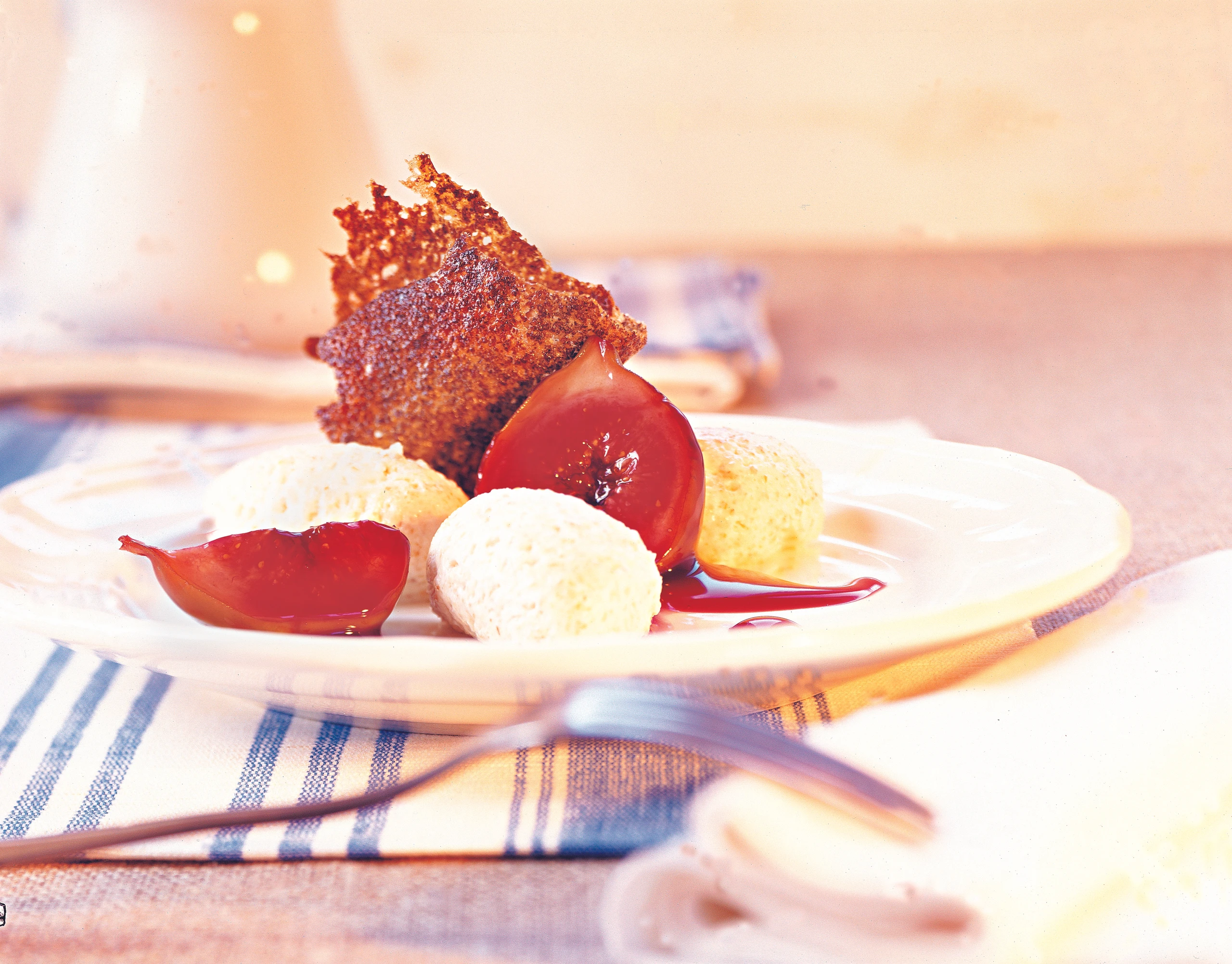 Dinkelgrieß-Nockerl mit Rotweinfeigen