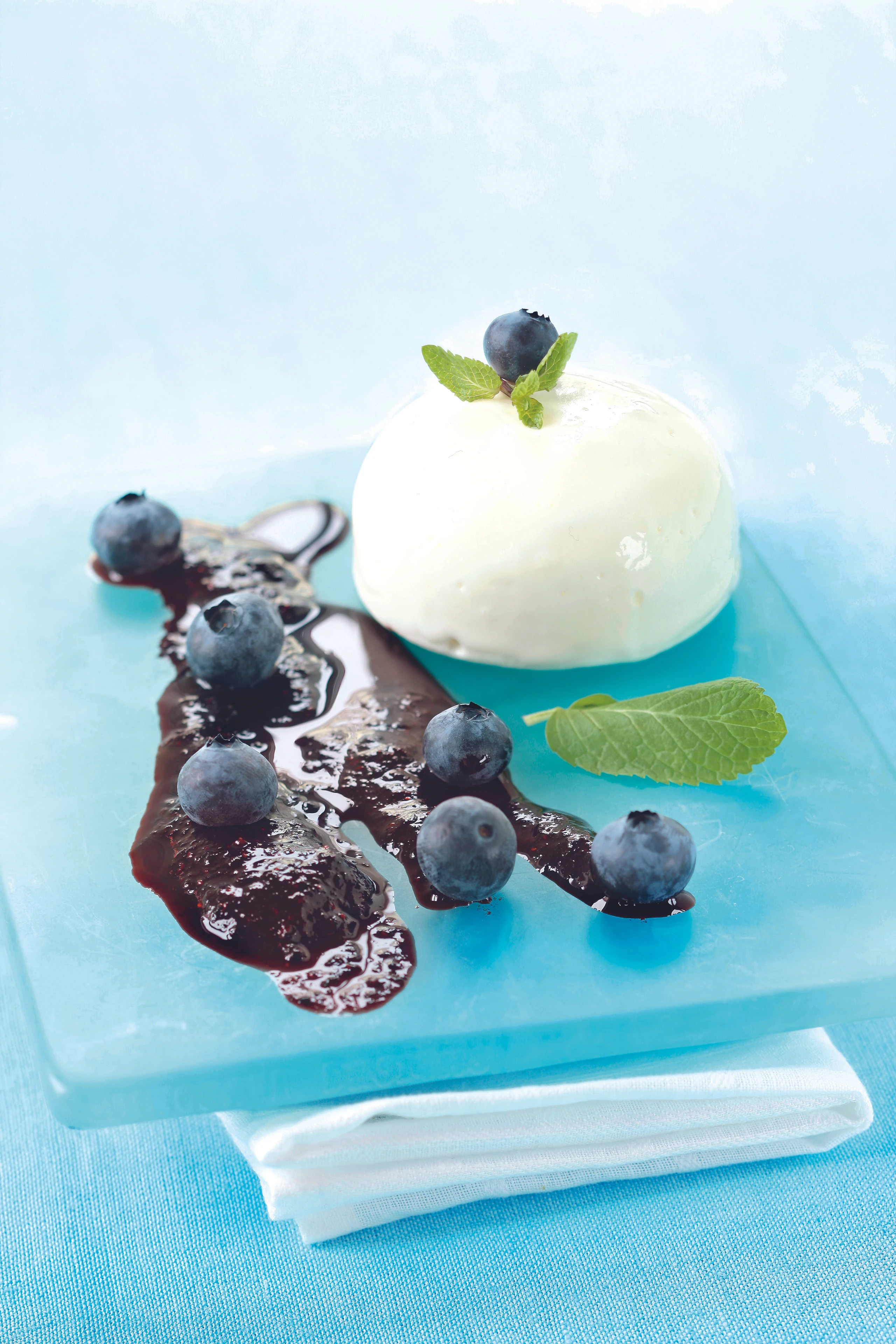 Buttermilch-Panna-cotta mit Biskotten