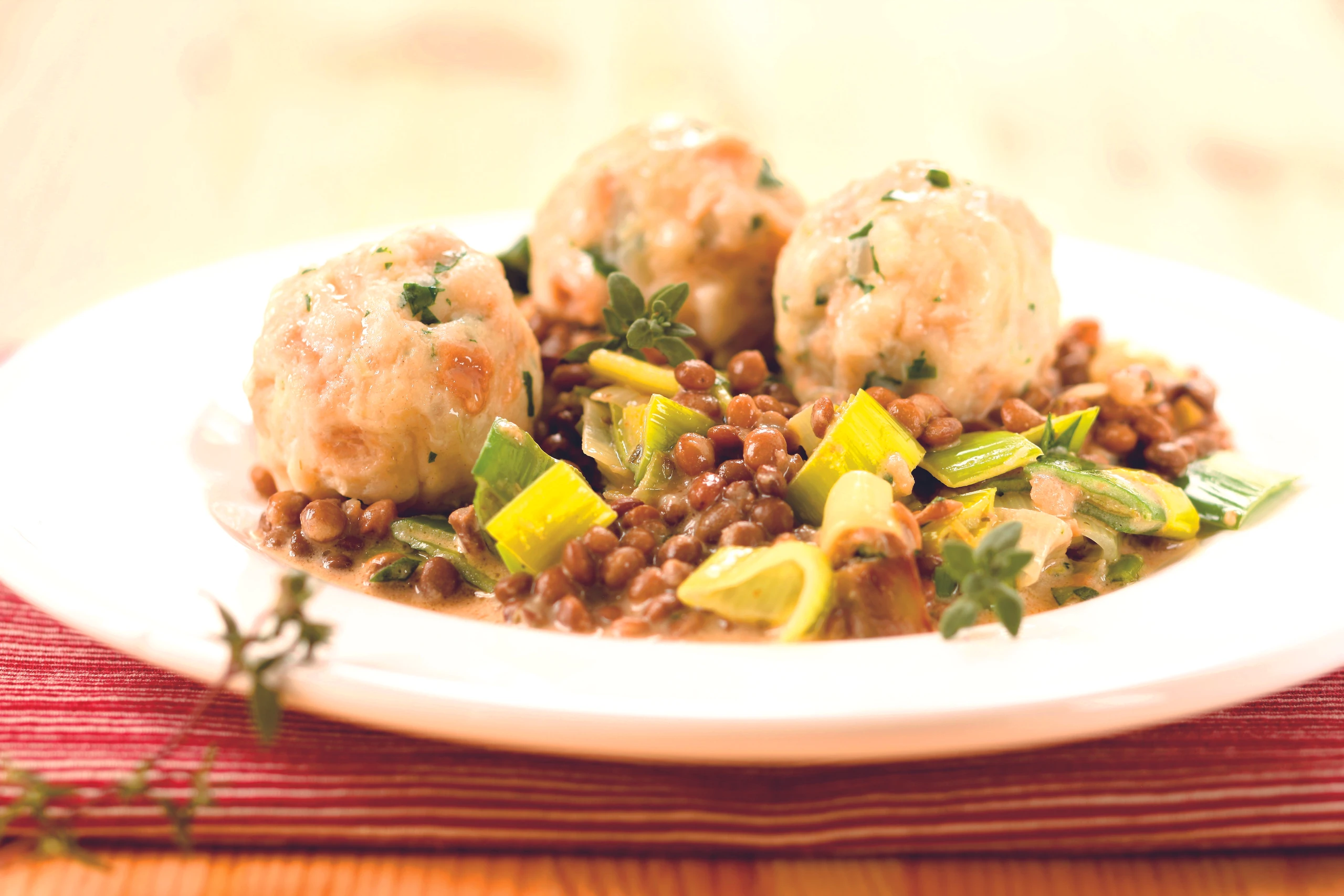 Linsenragout mit Lauch und Semmelknöderln