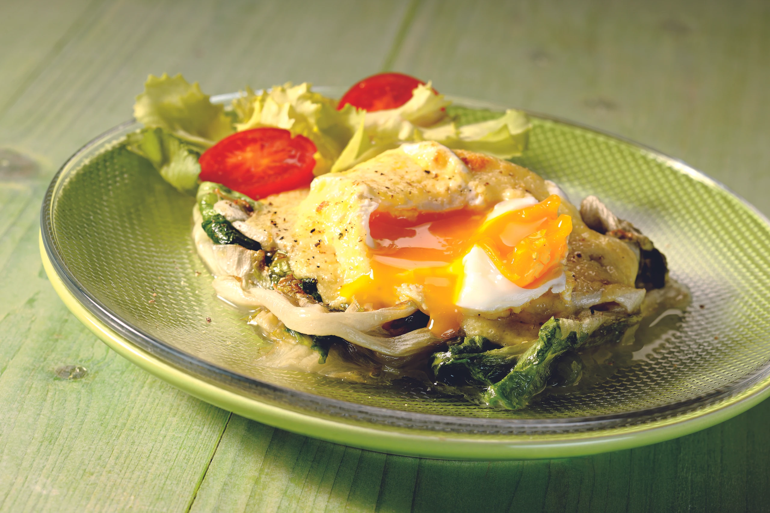 Pochiertes Ei mit Käsesauce überbacken