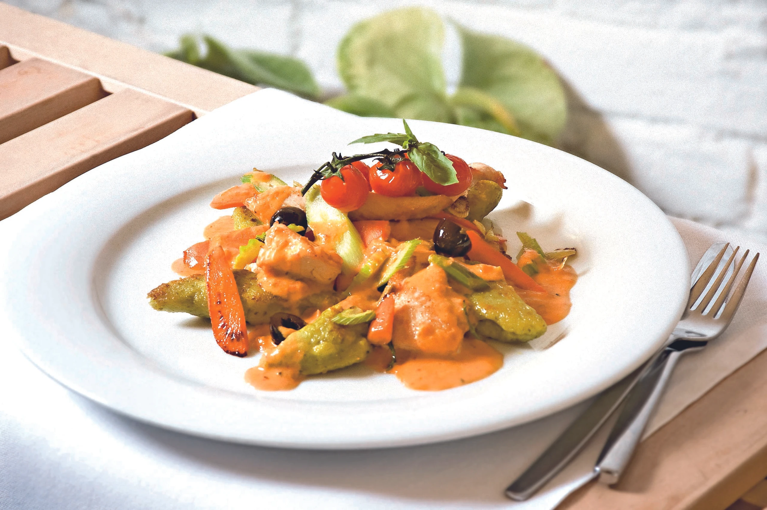 Mediterraner Puten-Gemüseeintopf mit Spinat-Gnocchi