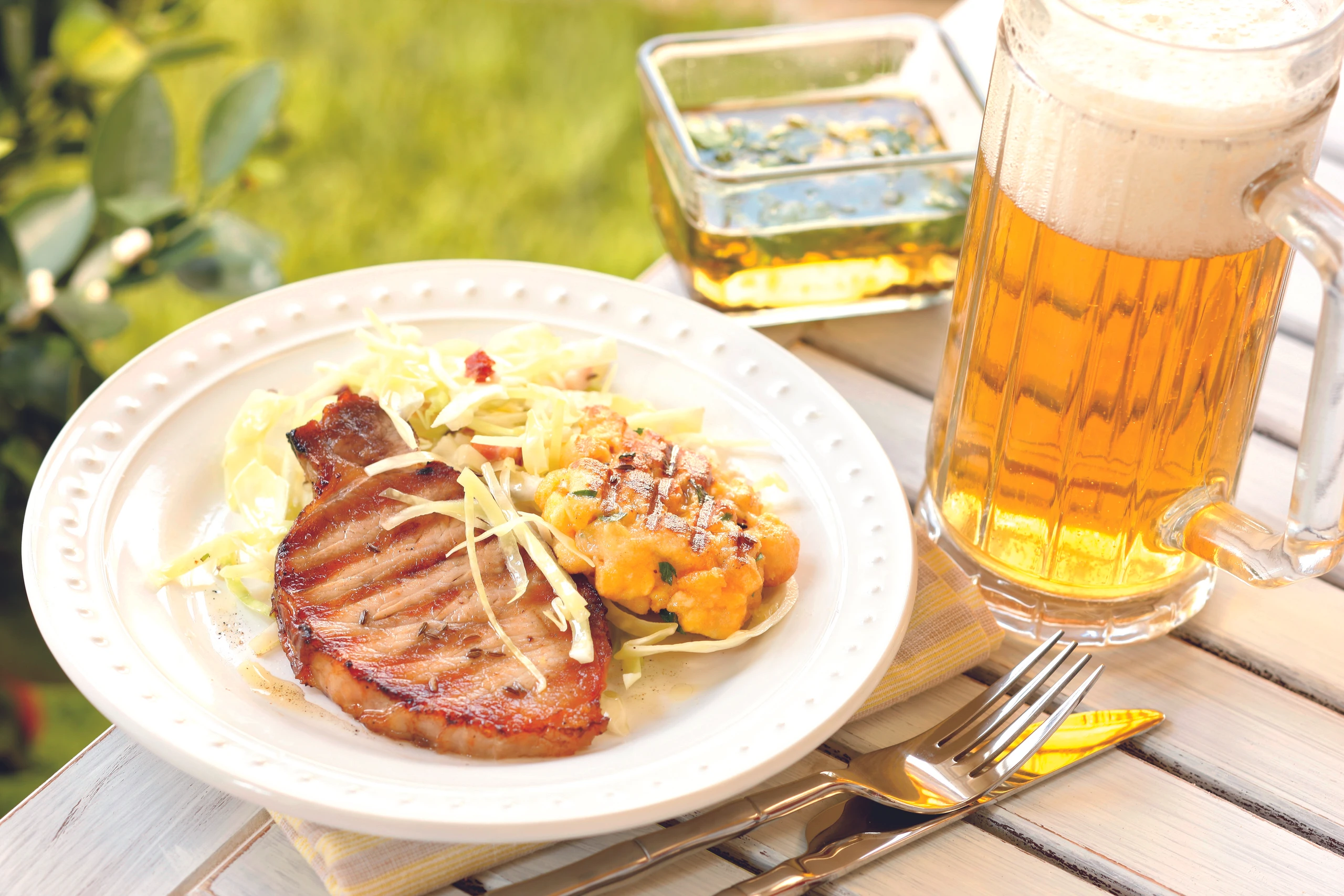 Schweinskoteletts mit Biersaft und Flammknödeln