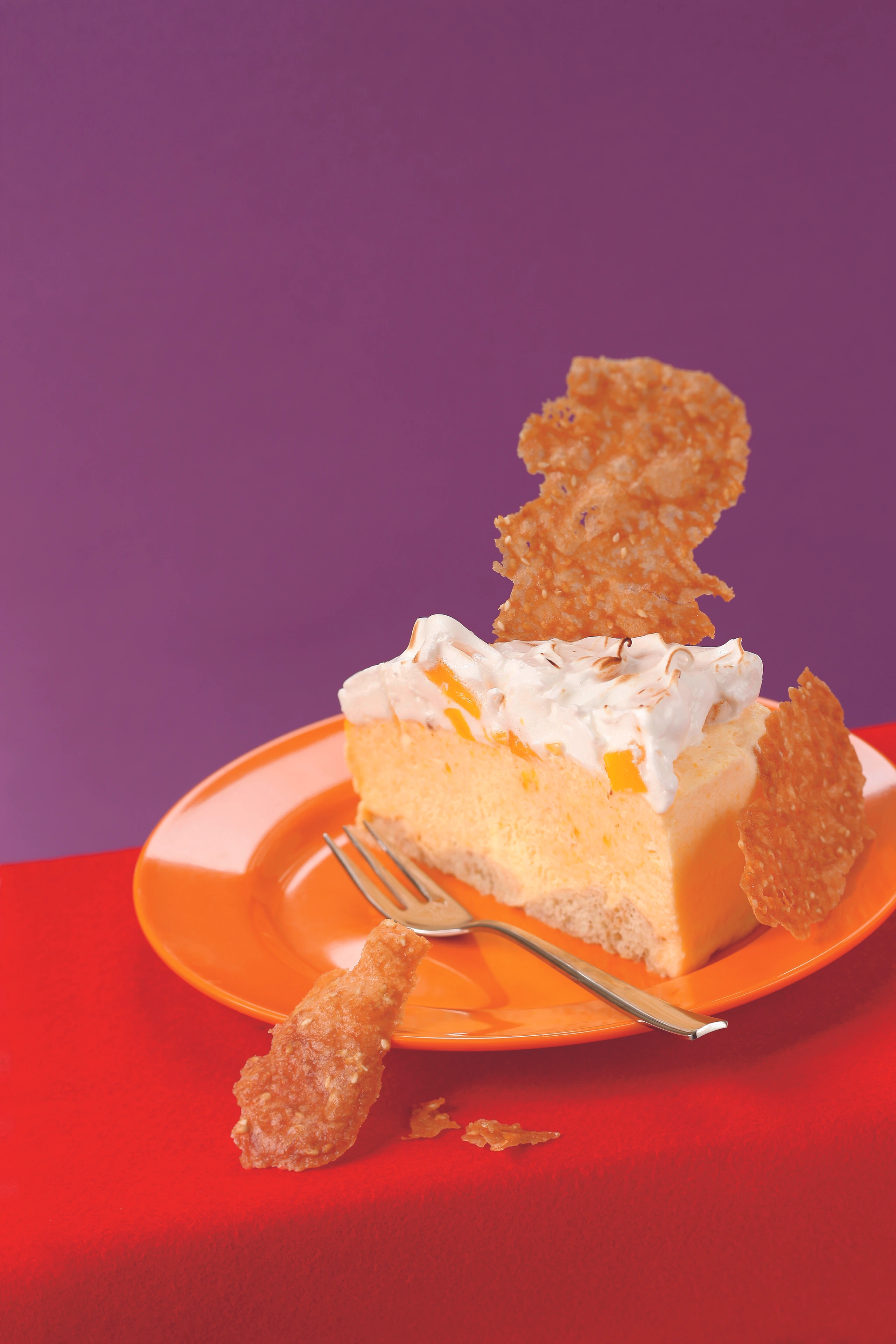 Pfirsich-Eistorte mit Hippenblättern