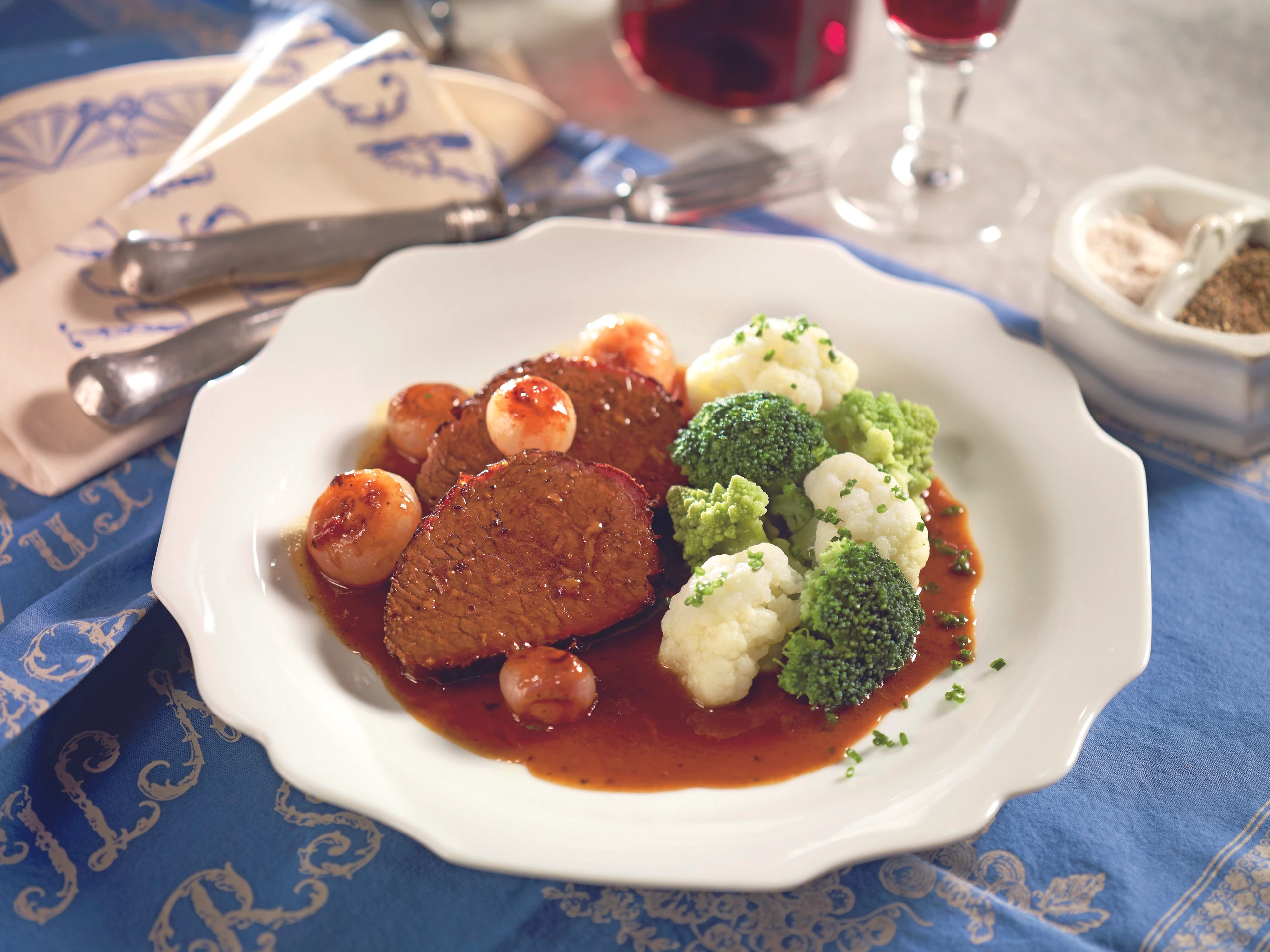 Geschmortes Schulterscherzel mit Gemüsegarnitur