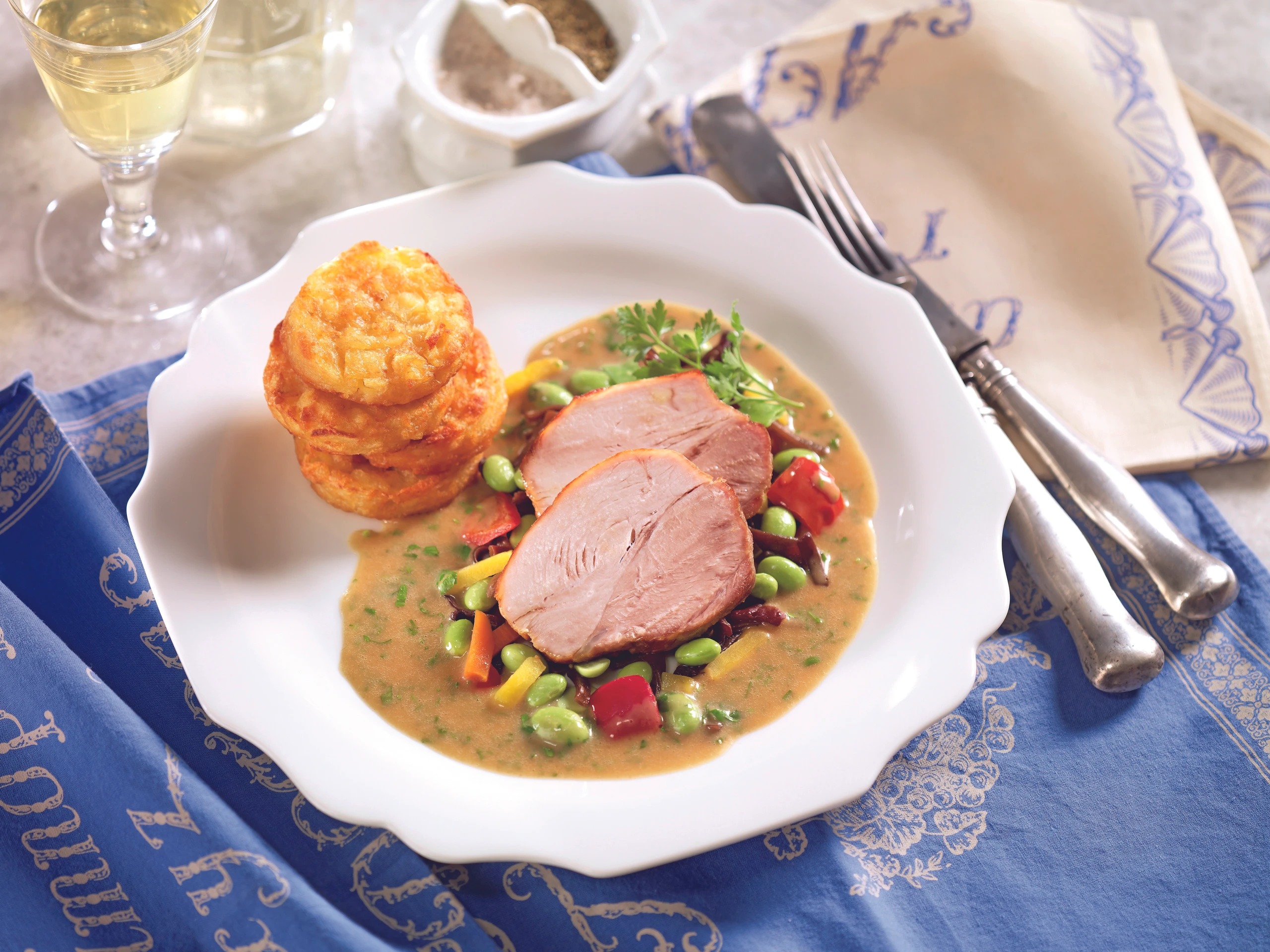 Kalbsbraten mit Gemüse und Weinsauce