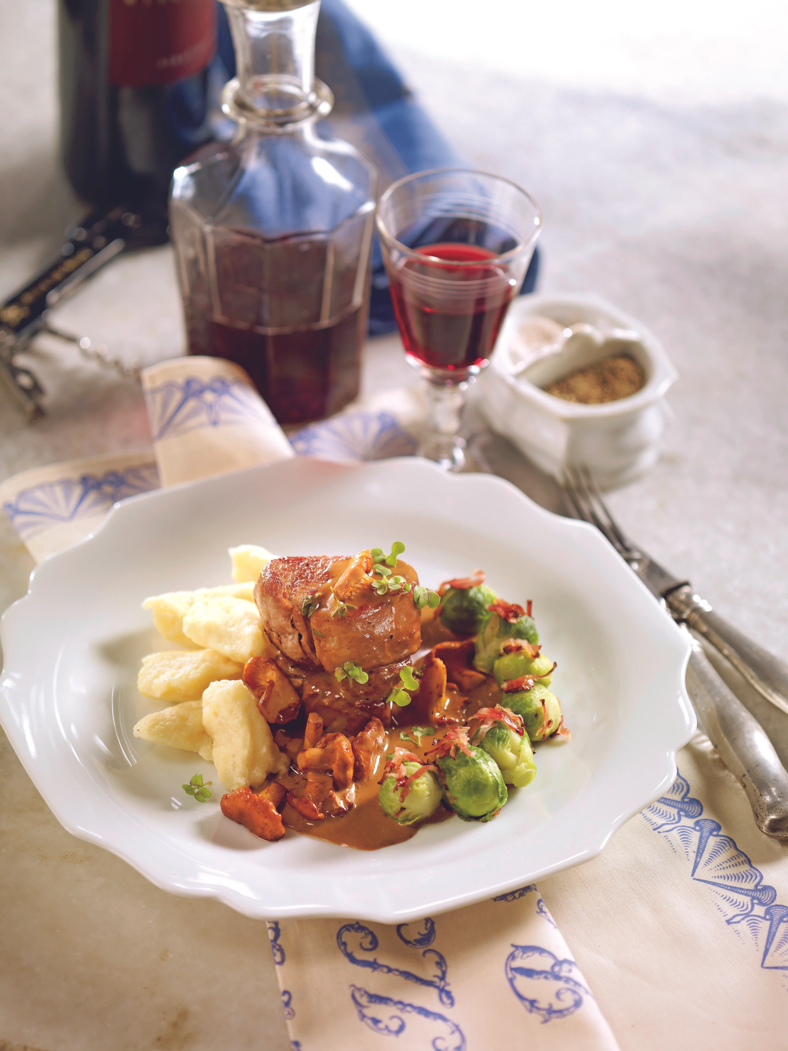 Schweinsmedaillons mit Schwammerlsauce und Rahm-Spätzle