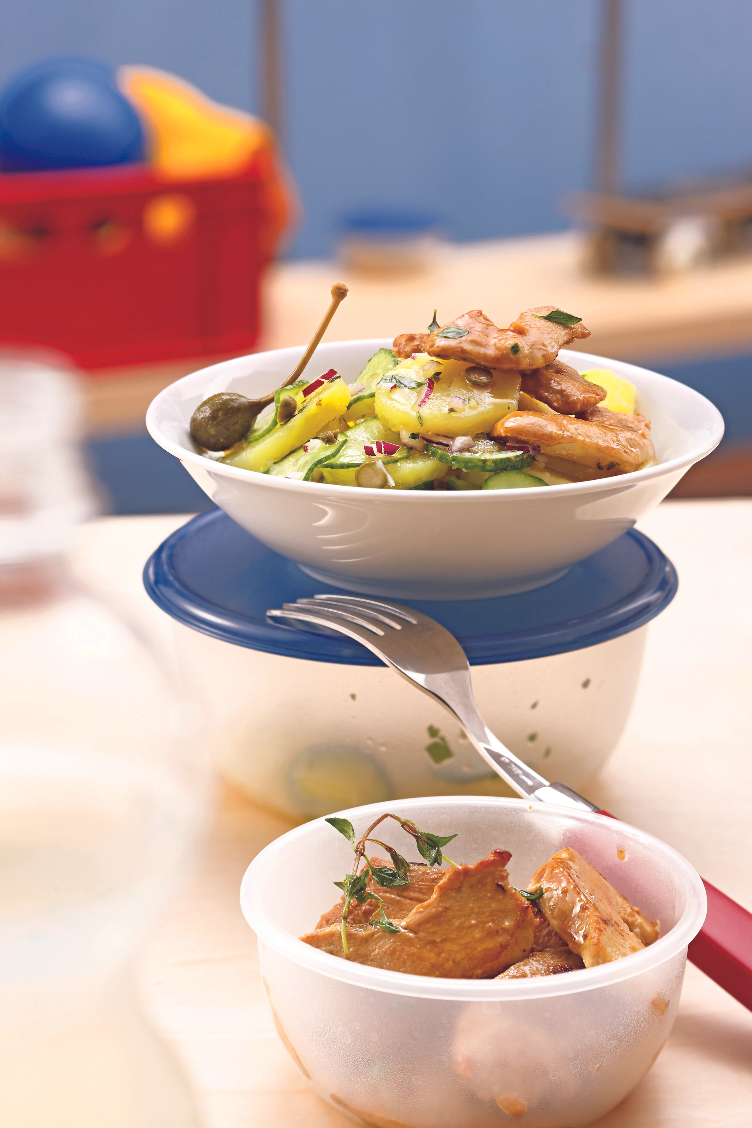 Gurken-Erdäpfelsalat mit Dijon-Hühnerstreifen