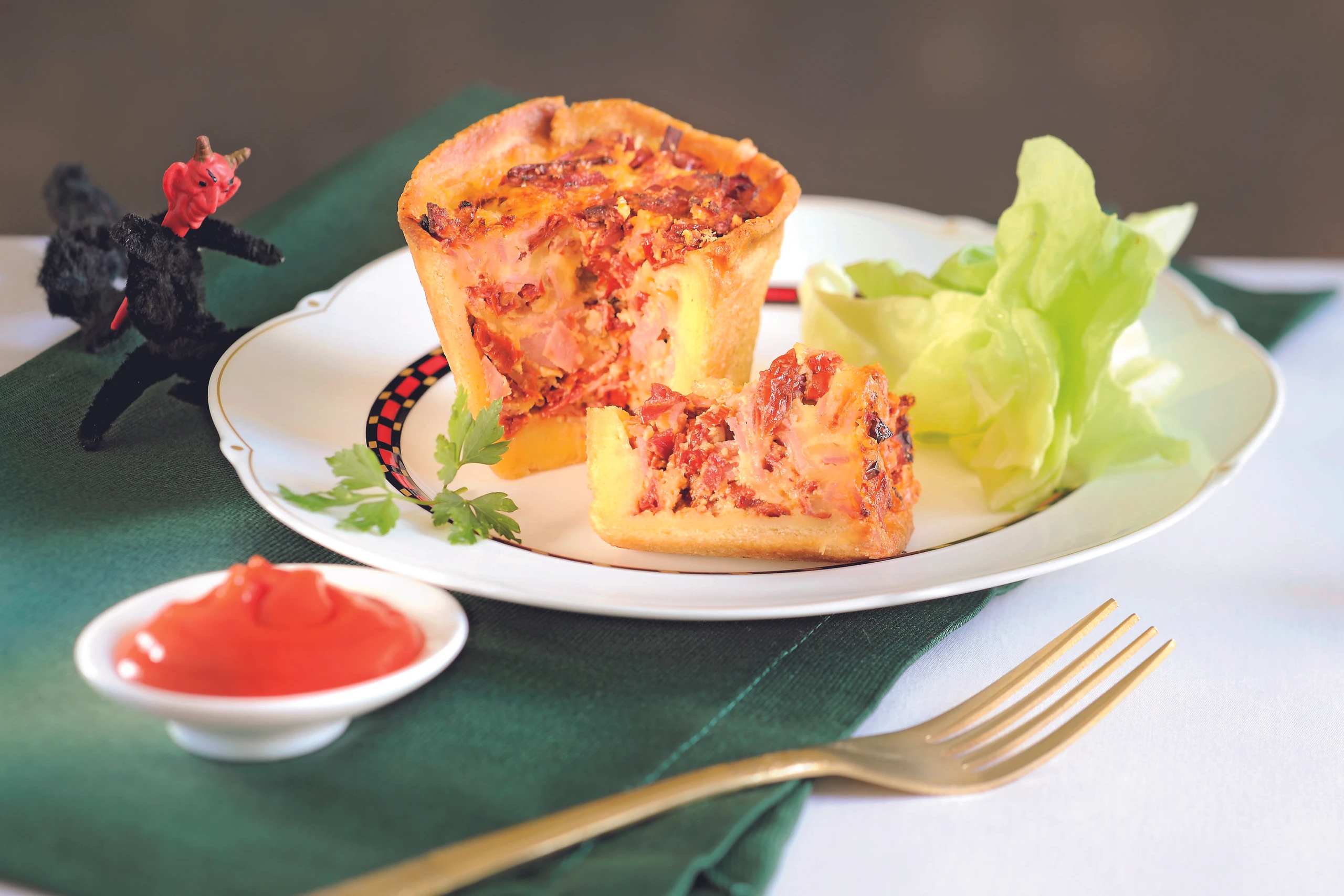 Pikante Toast-Muffins mit Blattsalat