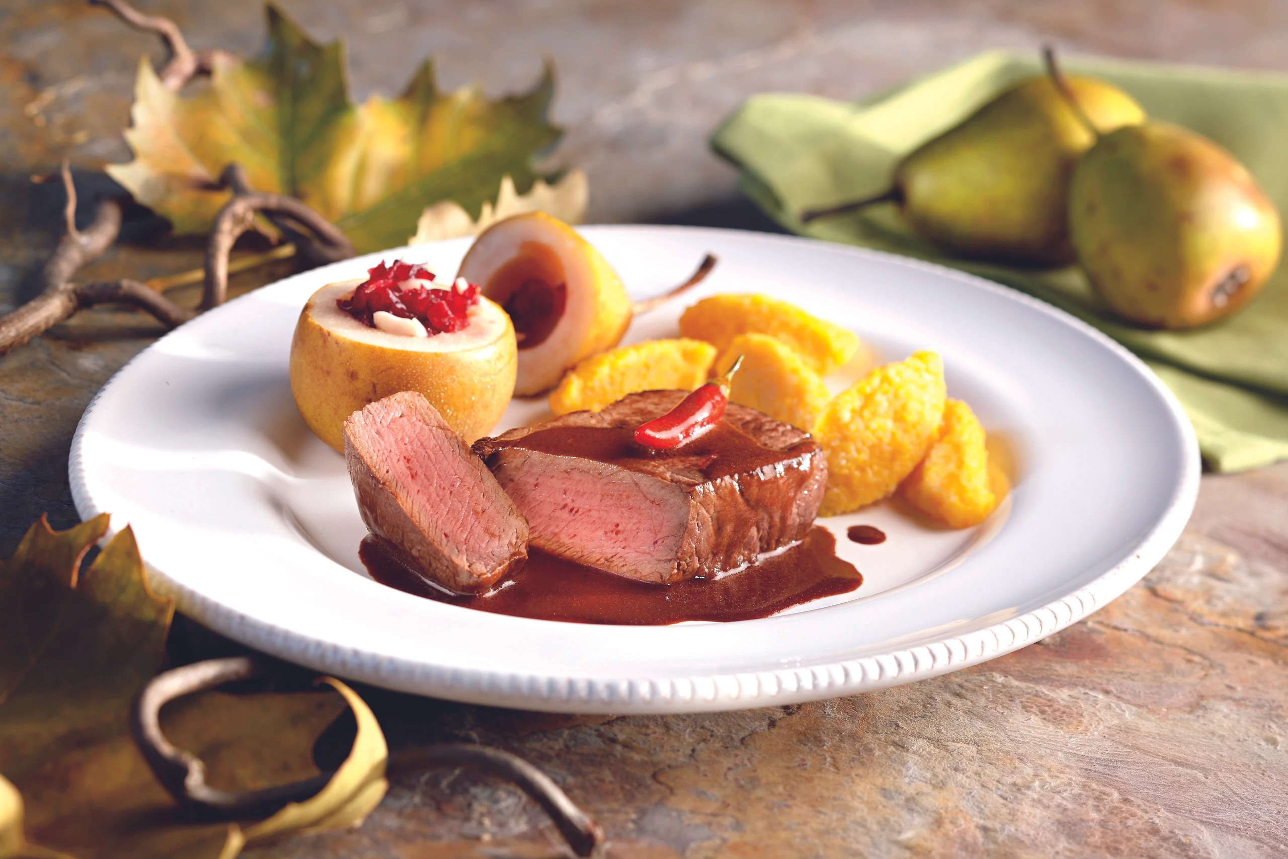 Rehfilet mit Rotwein-Schokolade-Sauce und Kürbisnockerln