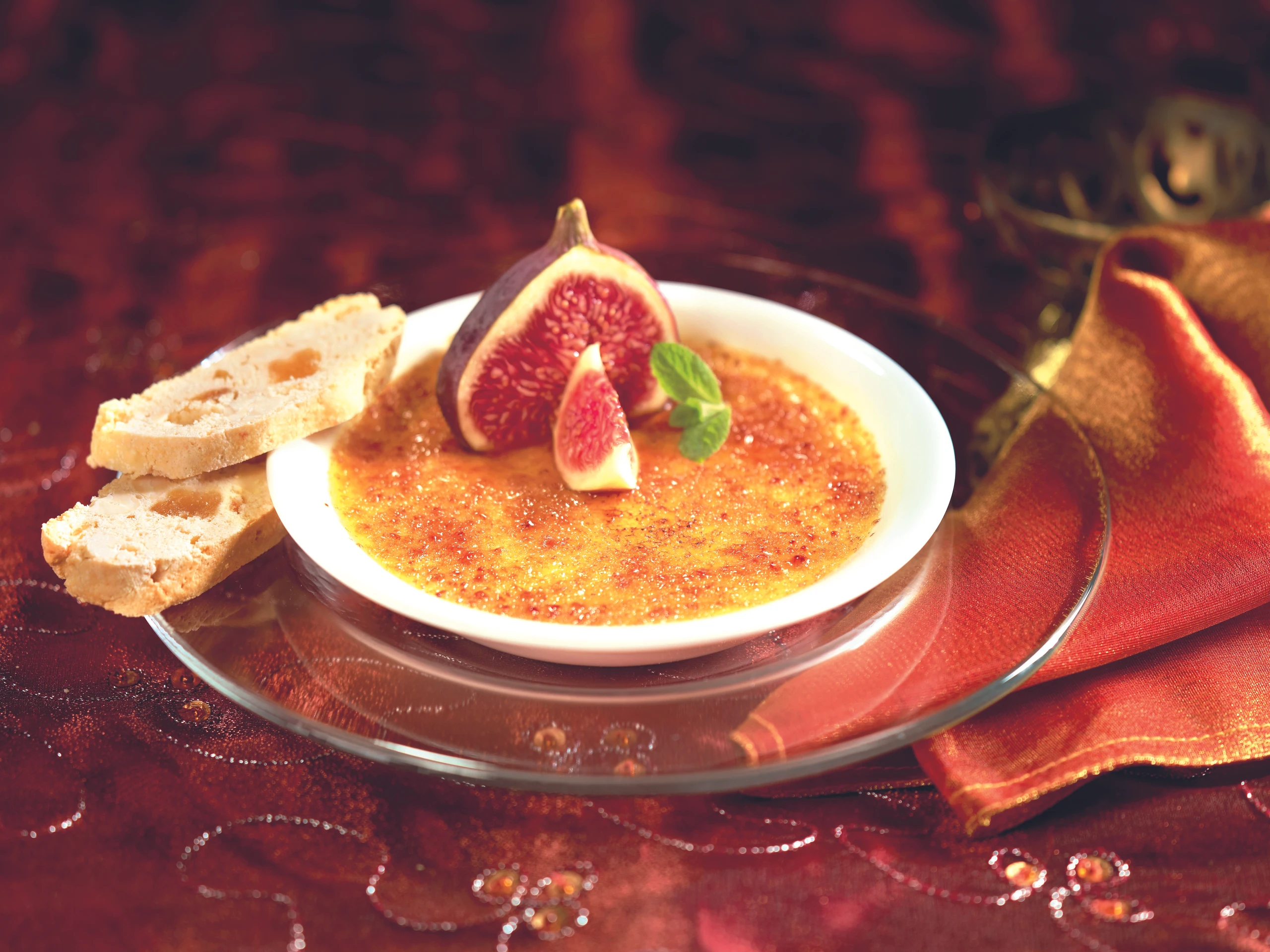 Koriander-Crème-brûlée mit Ananasbrot