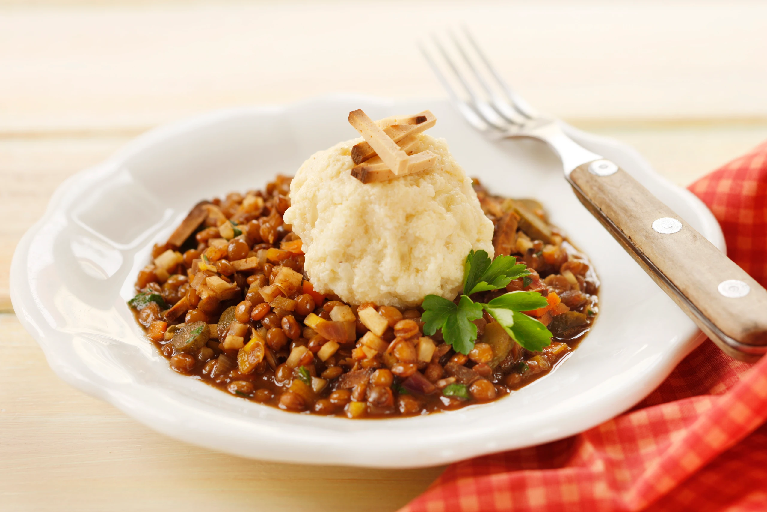 Teller-Linsen mit Räuchertofu und Briocheknödel