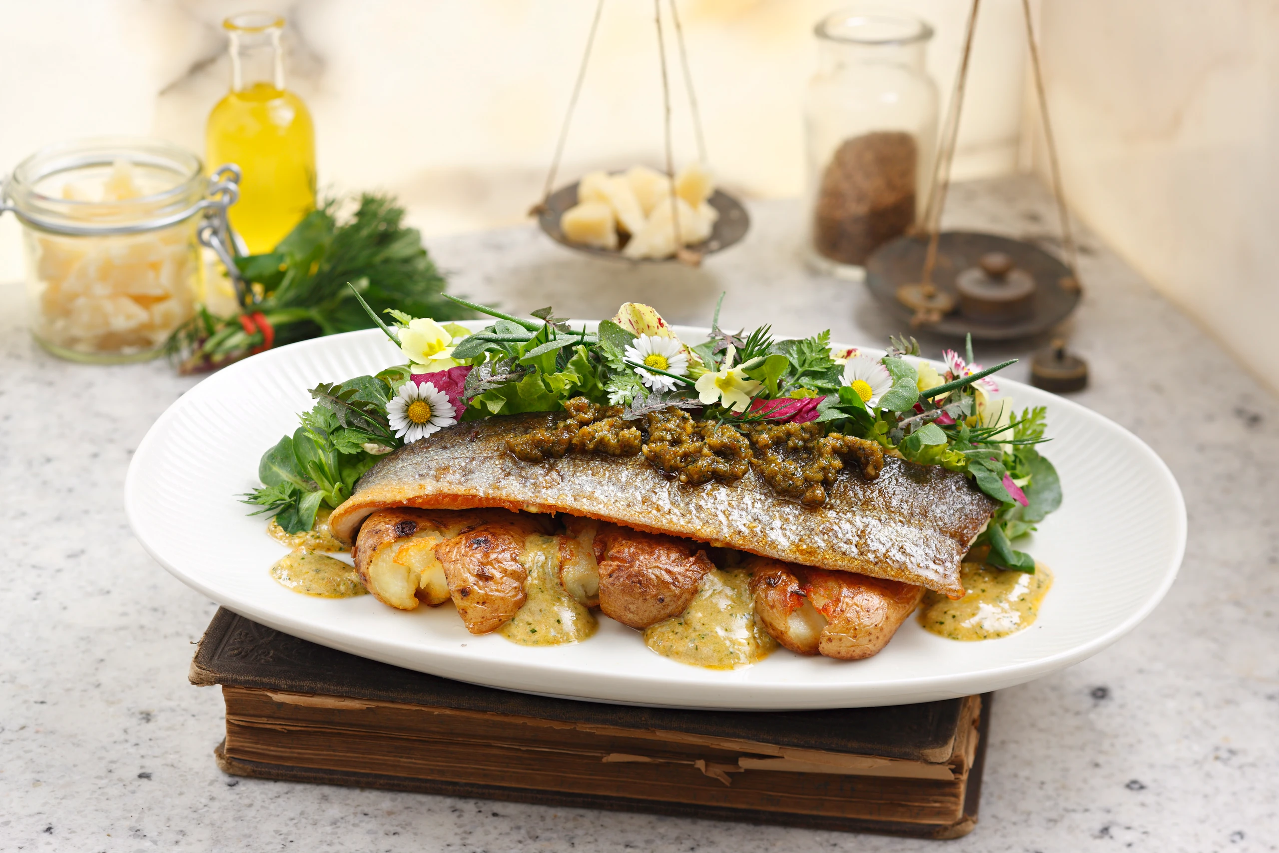 Kümmelerdäpfel mit Kräuterforelle